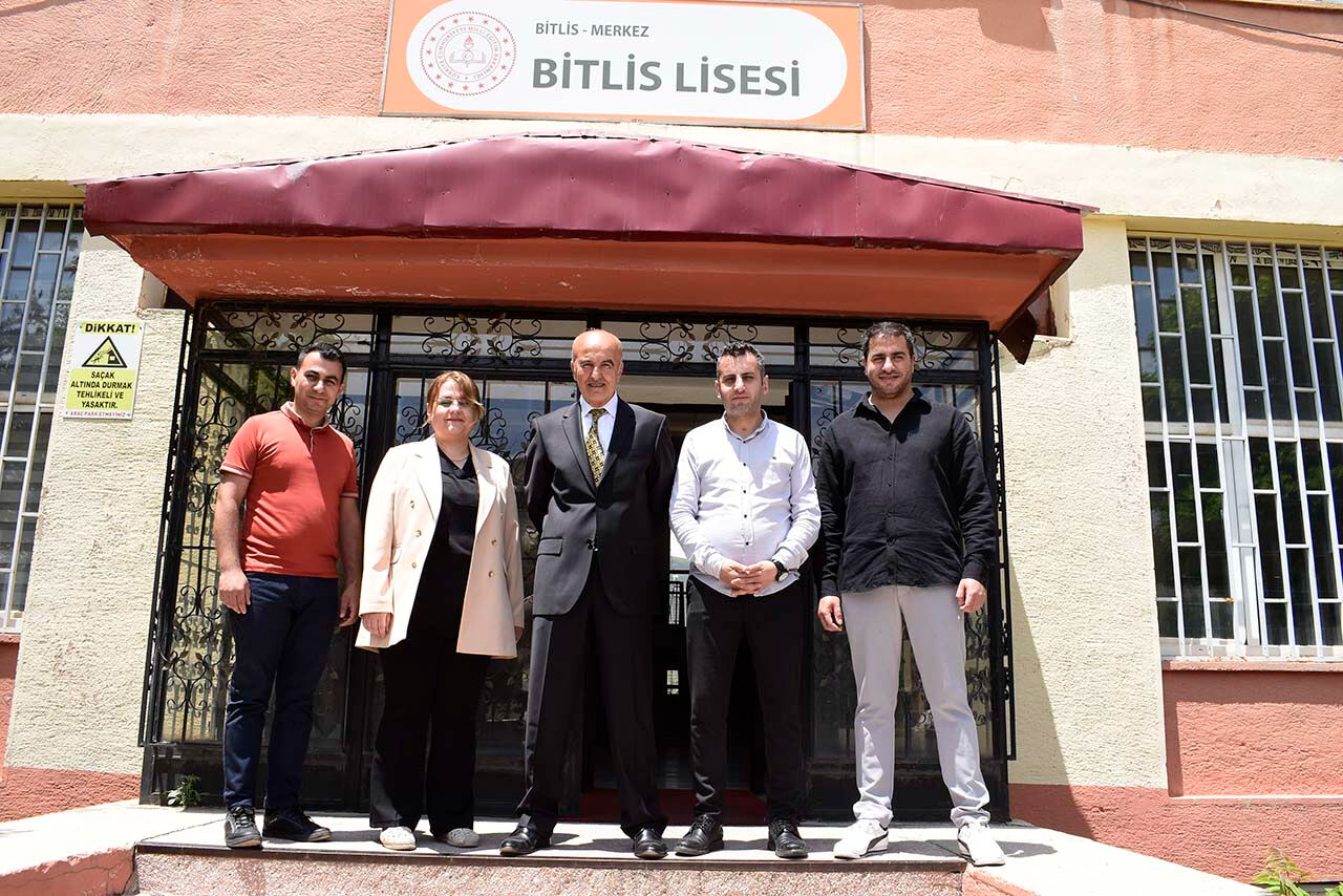 37 yıldır öğretmenlik yapıyor, öğrencileriyle aynı okulda nesilleri yetiştiriyor - 1. Resim