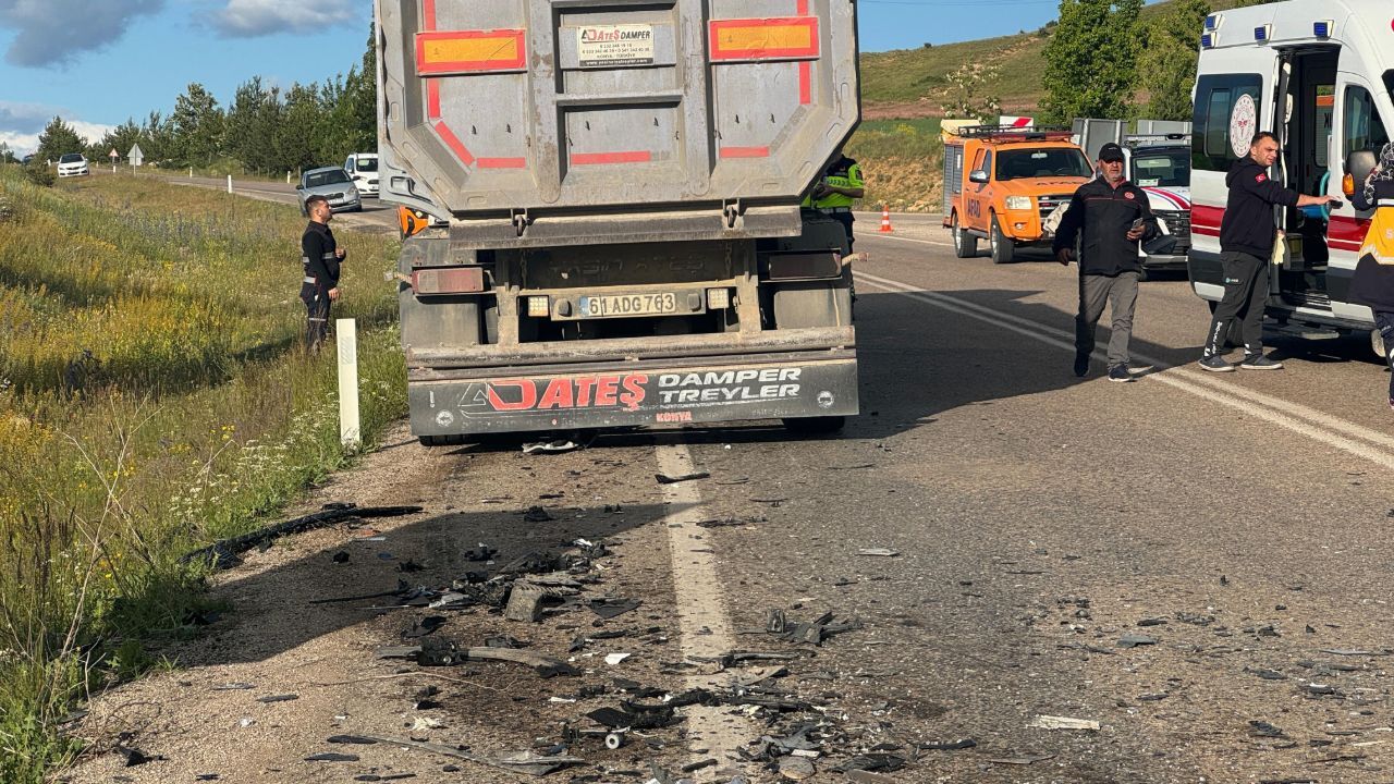 Feci kaza! Tır ile kamyonet çarpıştı, çok sayıda ölü ve yaralı var Feci kaza! Tır ile kamyonet çarpıştı, çok sayıda ölü ve yaralı var