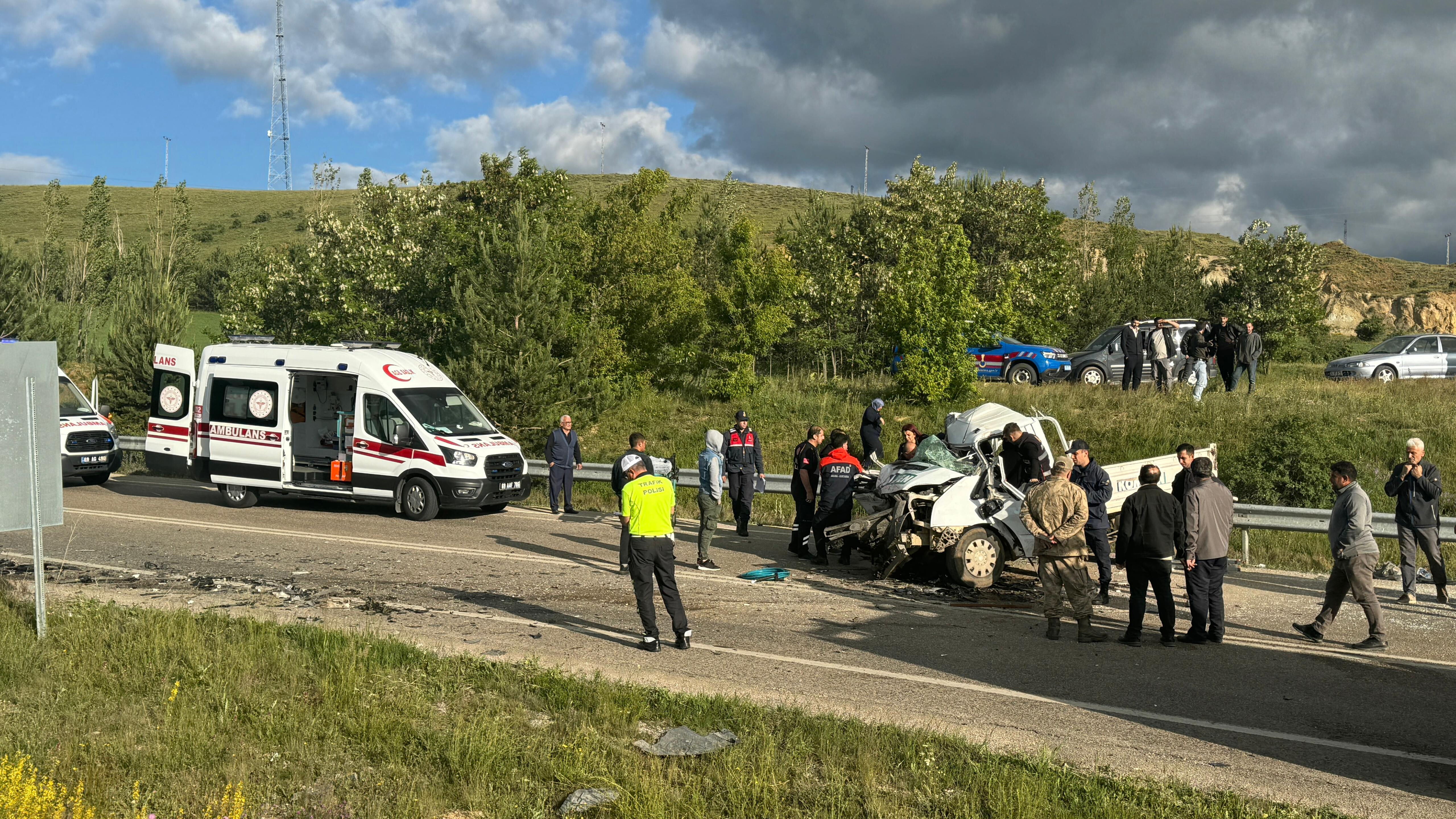 Feci kaza! Tır ile kamyonet çarpıştı, çok sayıda ölü ve yaralı var Feci kaza! Tır ile kamyonet çarpıştı, çok sayıda ölü ve yaralı var - 1. Resim