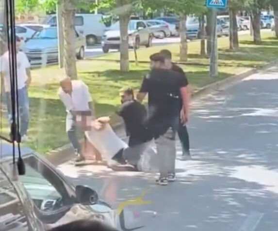 Görüntü kan donduruyor! Tartıştığı adamın boğazına kemer geçirip yerlerde sürükledi - 1. Resim