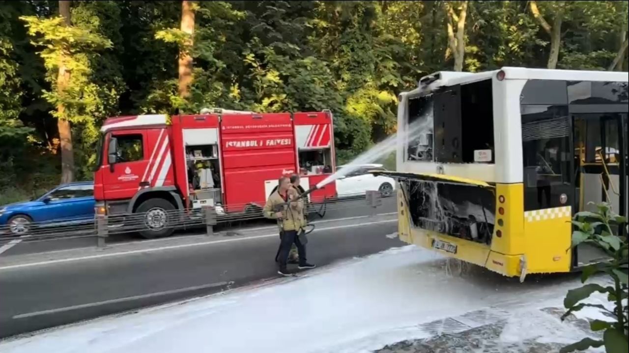 İETT otobüsü alev alev! İtfaiye yangını söndürdü İETT otobüsü alev alev! İtfaiye yangını söndürdü