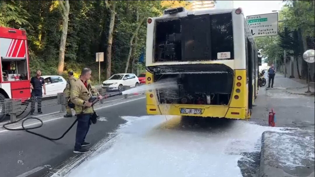 İETT otobüsü alev alev! İtfaiye yangını söndürdü - 1. Resim
