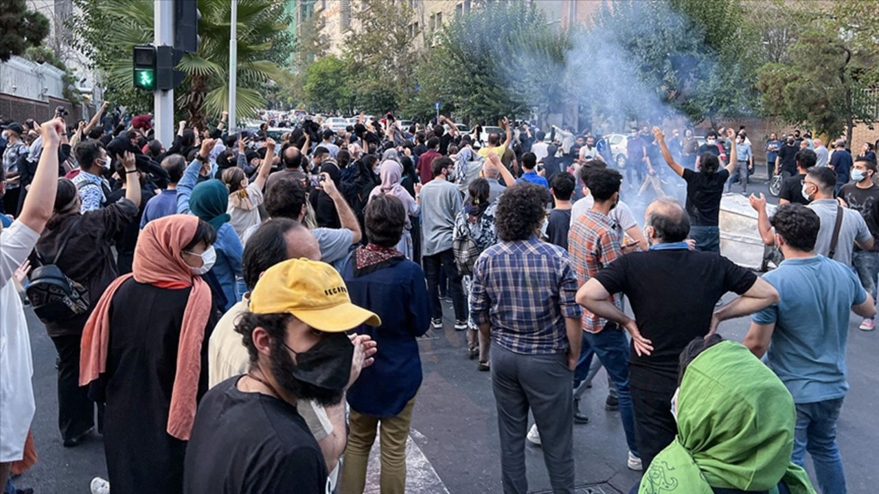 İran'da Mossad alarmı! Halkı uyardılar:"Maskeli, şapkalı, gözlüklü insanlara dikkat edin" İran'da Mossad alarmı! Halkı uyardılar:"Maskeli, şapkalı, gözlüklü insanlara dikkat edin"