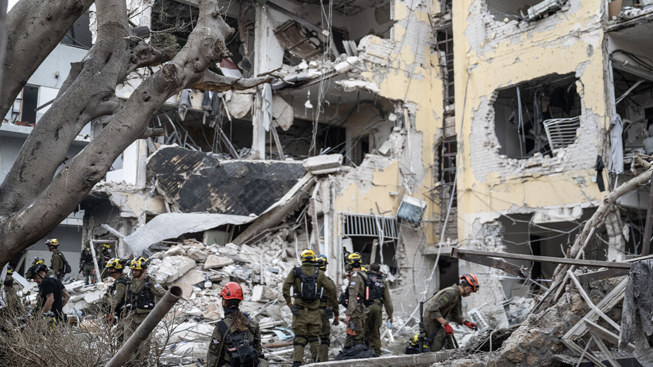 İran'da Mossad alarmı! Halkı uyardılar: İran’ın İsrail’e fırlattığı balistik füzelerden bazıları, Tel Aviv kentindeki binalara isabet etti. Saldırılar nedeniyle bazı binalar yıkıldı veya ağır hasar gördü. İsrailli ekipler, bölgede arama kurtarma çalışması gerçekleştirdi.
