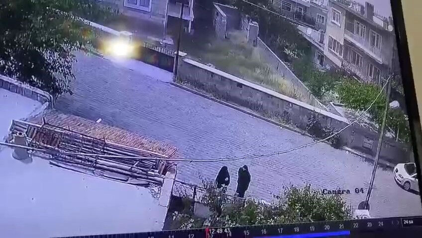 Kadın kılığına girerek gizlendiler! Kameralara yakalandılar - 1. Resim