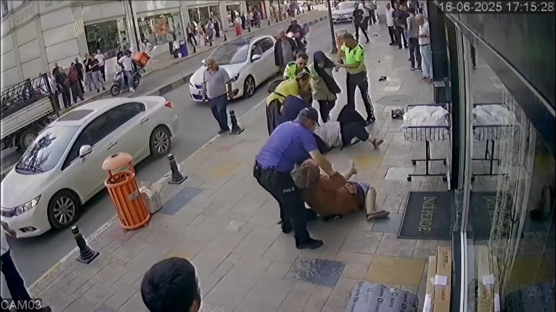 Kadınların saç saça baş başa kavgasını polis güçlükle ayırdı! Kadınların saç saça baş başa kavgasını polis güçlükle ayırdı! - 1. Resim