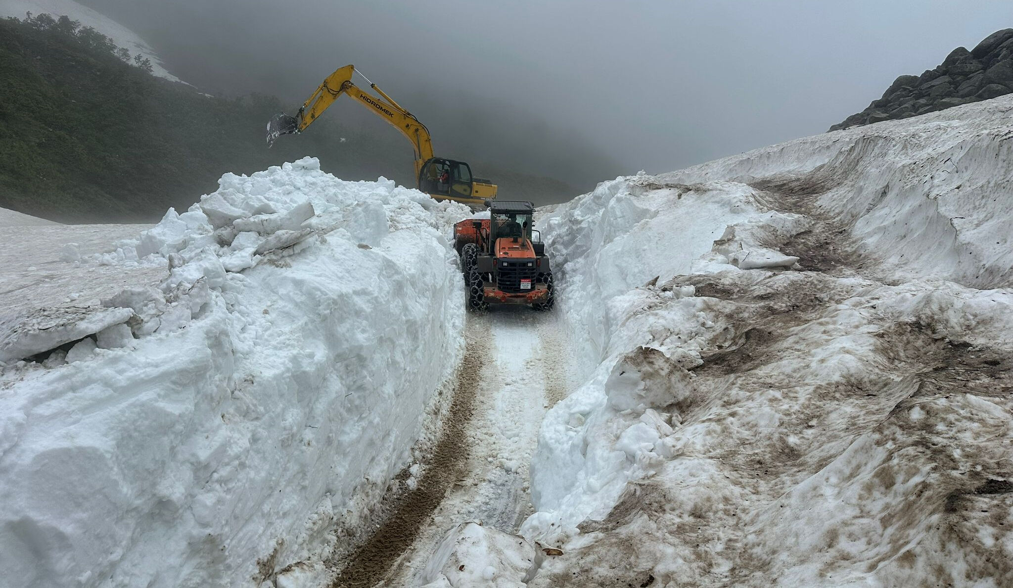 Kar kalınlığı yer yer 2 metreye ulaştı! Haziranın ortasında şaşırtan görüntü Kar kalınlığı yer yer 2 metreye ulaştı! Haziranın ortası şaşırtan görüntü - 2. Resim