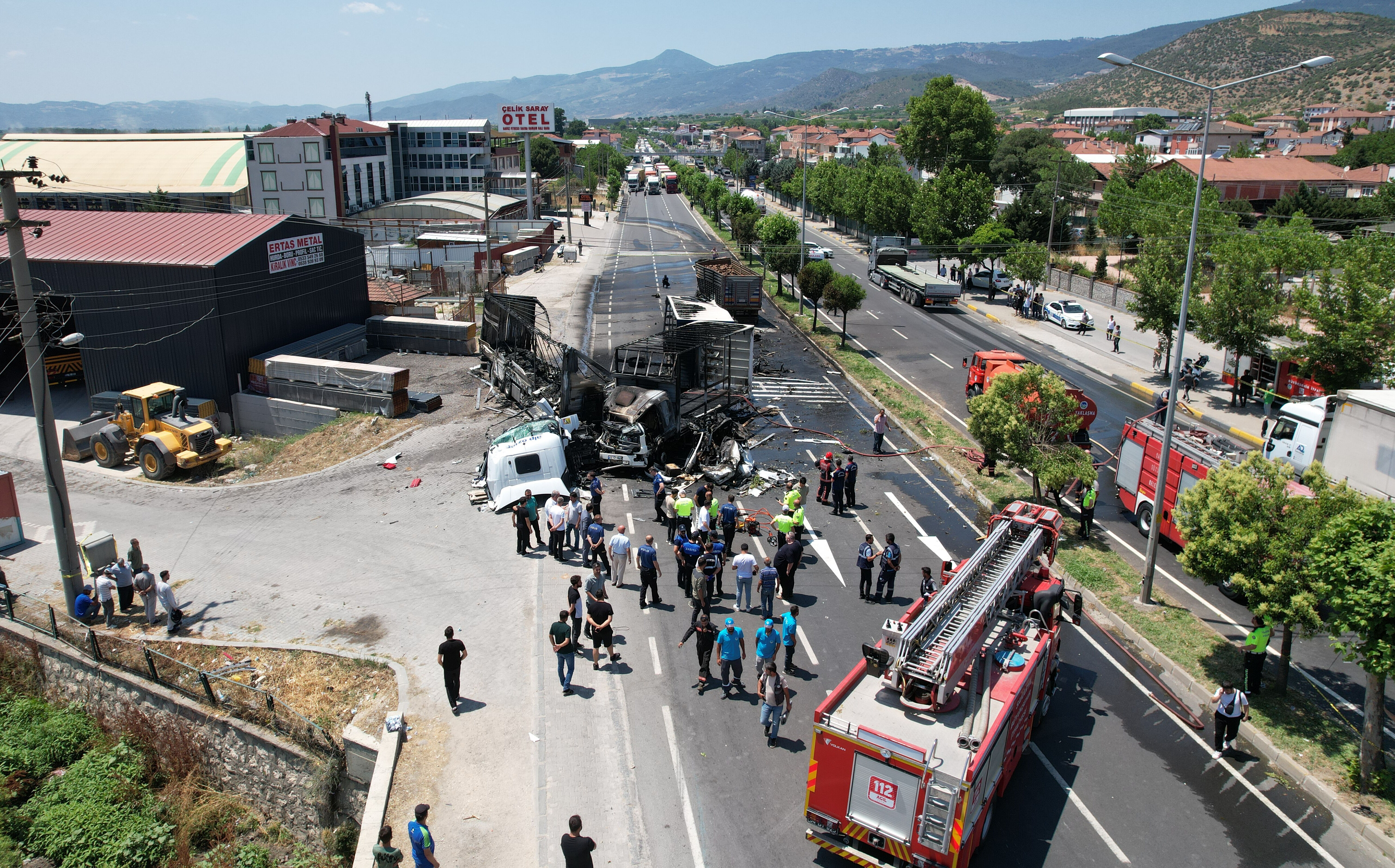 Kontrolden çıkan tır faciaya neden oldu! Hepsi küle döndü, 1 kişi hayatını kaybetti - 2. Resim