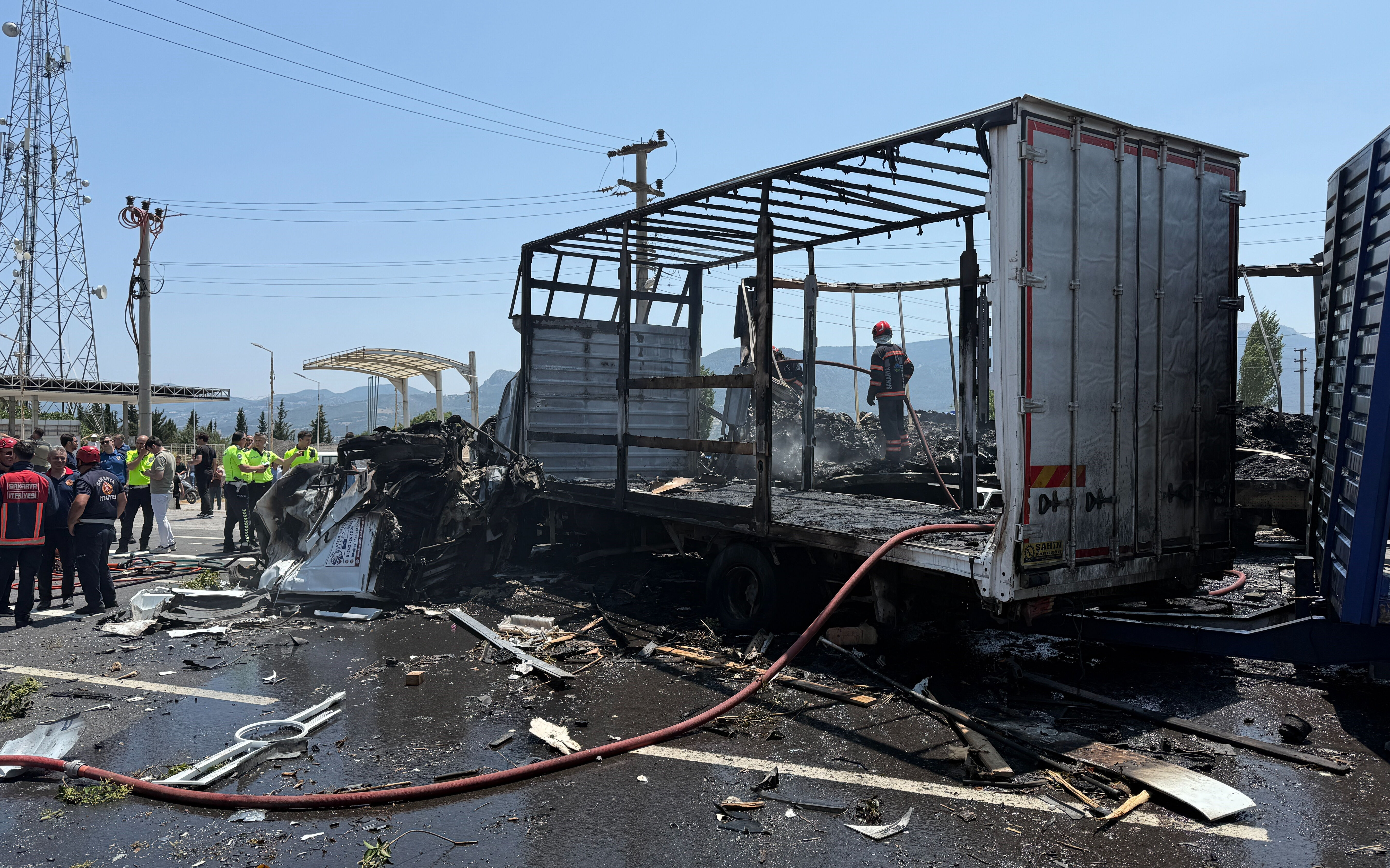 Kontrolden çıkan tır faciaya neden oldu! Hepsi küle döndü, 1 kişi hayatını kaybetti - 1. Resim