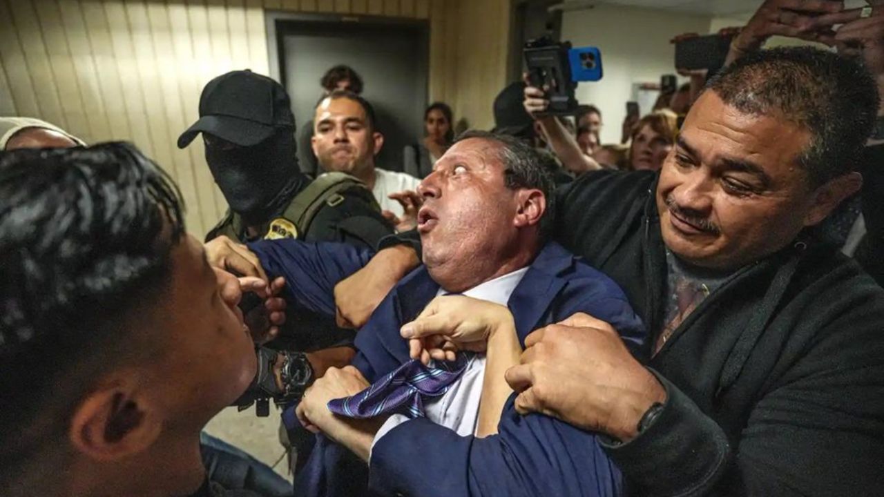 New York Belediye Başkan Adayı Brad Lander yaka paça gözaltına alındı New York Belediye Başkan Adayı Brad Lander yaka paça gözaltına alındı