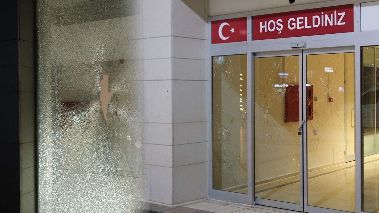 Osmaniye'de ilçe belediye binasına taşlı saldırı Osmaniye'de ilçe belediye binasına taşlı saldırı
