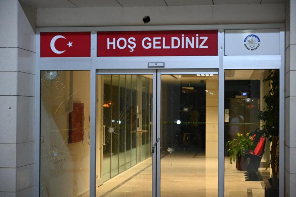 Osmaniye'de ilçe belediye binasına taşlı saldırı - 1. Resim