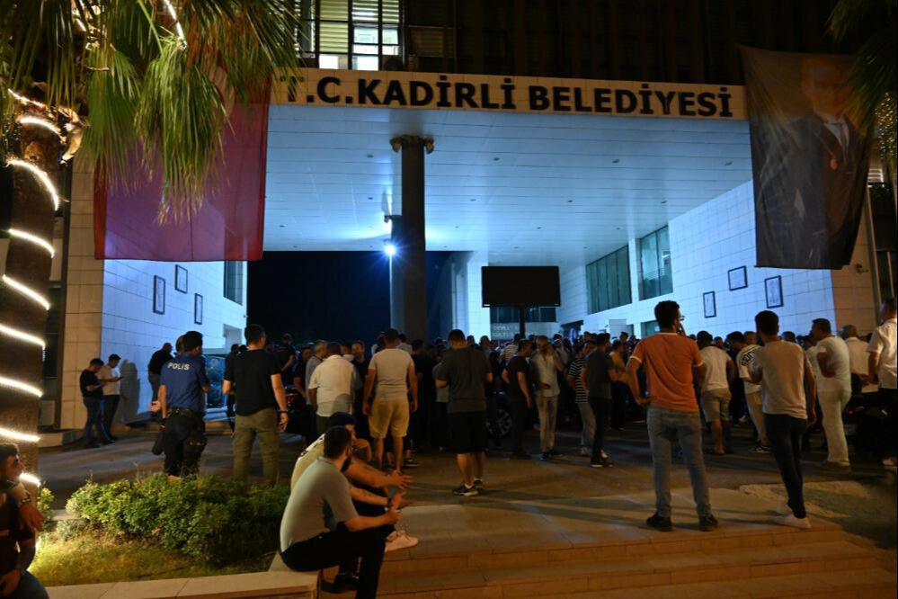 Osmaniye'de ilçe belediye binasına taşlı saldırı - 2. Resim