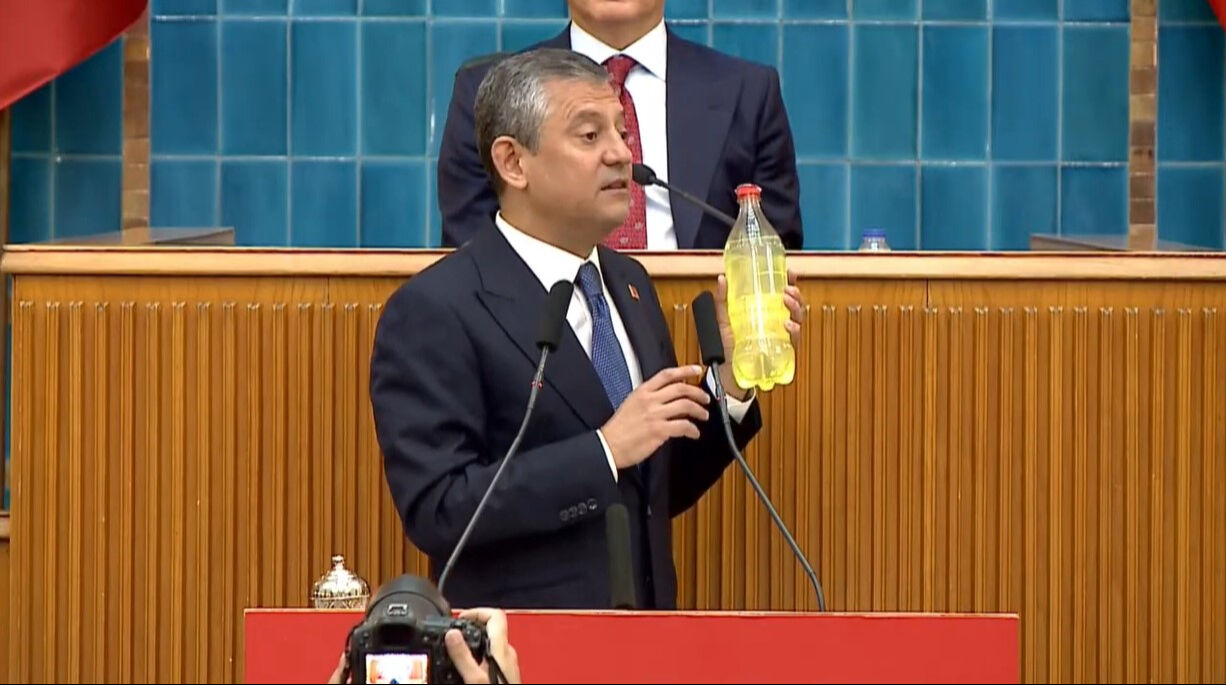 Özgür Özel kürsüye böyle çıktı! "Al sana 50 liralık mazot" - 1. Resim