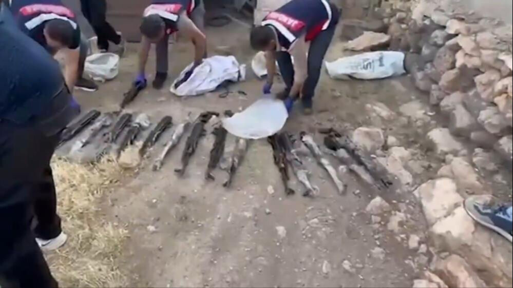 Şanlıurfa'da İHA destekli operasyon! Çuvalların arasına gizlenmiş uzun namlulu silahlar bulundu: 8 gözaltı Şanlıurfa'da İHA destekli operasyon! Çuvalların arasına gizlenmiş uzun namlulu silahlar bulundu: 8 gözaltı - 1. Resim
