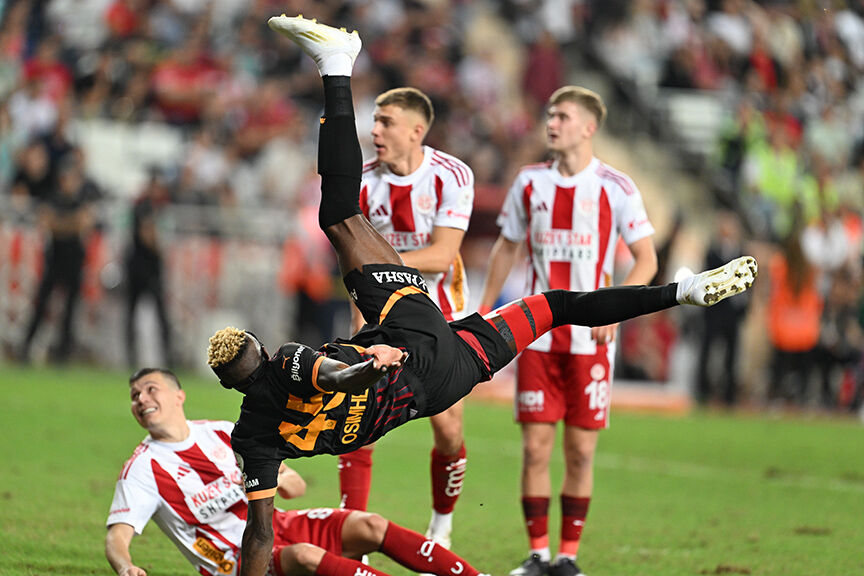 Futbolseverlerin oylarıyla belirlendi! Süper Lig'de tarihe geçen gol: 2,32 metre yükseklik Süper Lig'de tarihe geçen gol! Futbolseverlerin oylarıyla belirlendi - 1. Resim