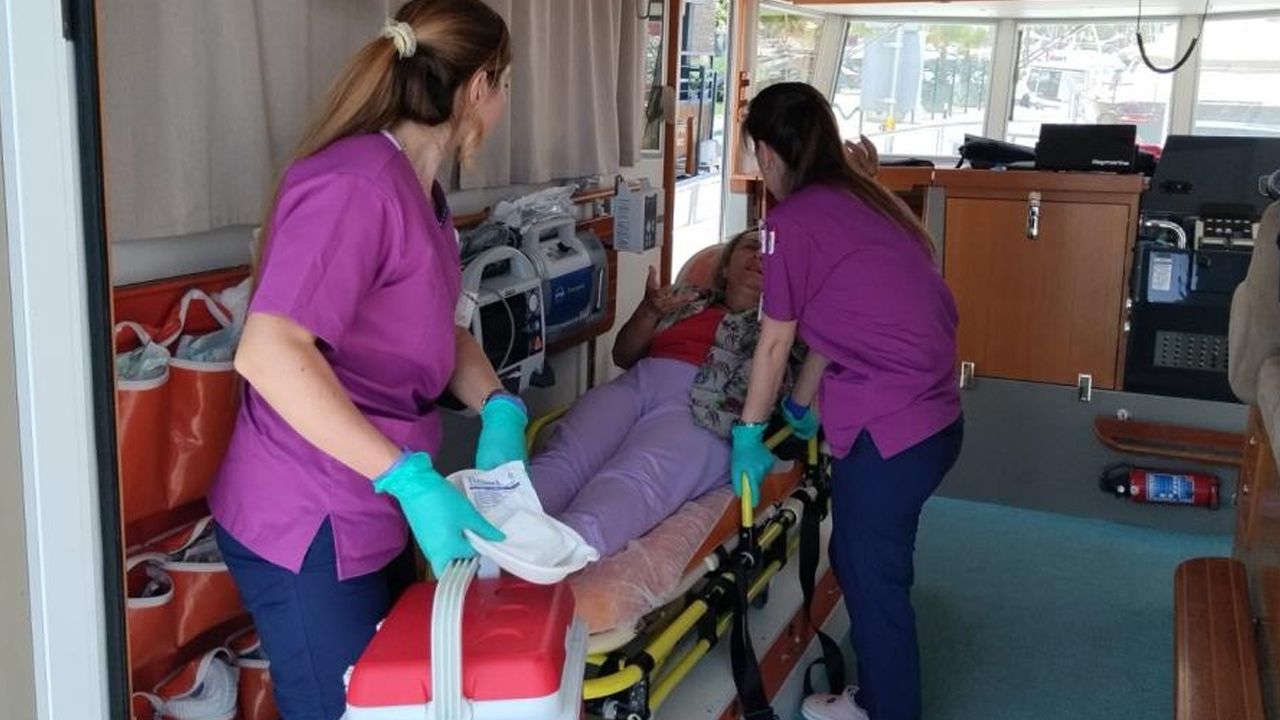 Tatilde parmağı koptu! Deniz ambulansıyla Bodrum'a getirildi Tatilde parmağı koptu! Deniz ambulansıyla Bodrum'a getirildi