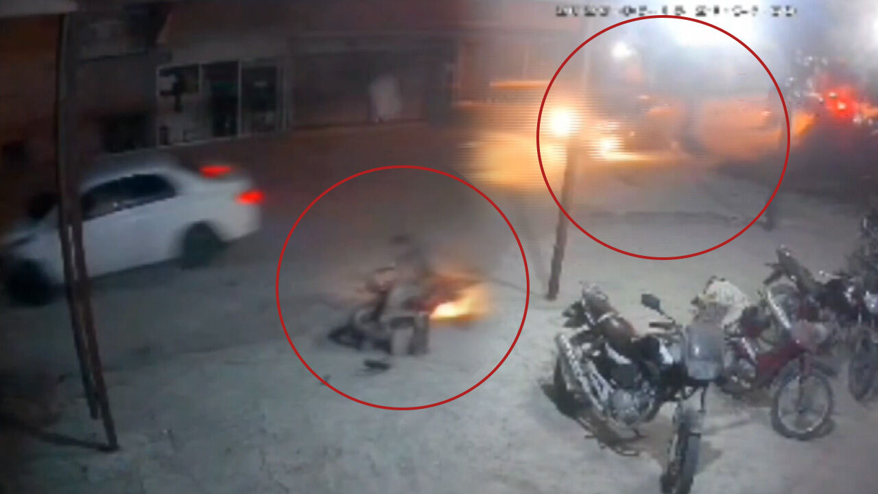 Ters yöne giren araç 2 motosikletliyi adeta biçti! Hatay'daki kaza saniye saniye kameraya yansıdı - 1. Resim