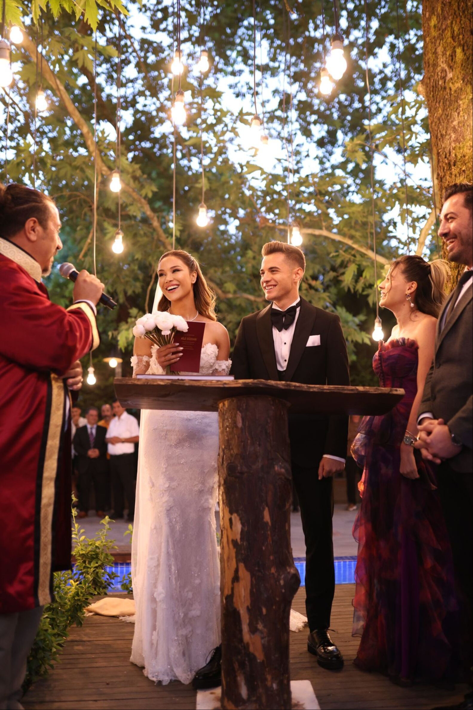 Ünlü oyuncu Elif Yılmaz futbolcu Batuhan Kör ile evlendi! Düğünden kareleri gündem oldu Ünlü oyuncu Elif Yılmaz futbolcu Batuhan Kör ile evlendi! Düğünden kareleri gündem oldu - 2. Resim