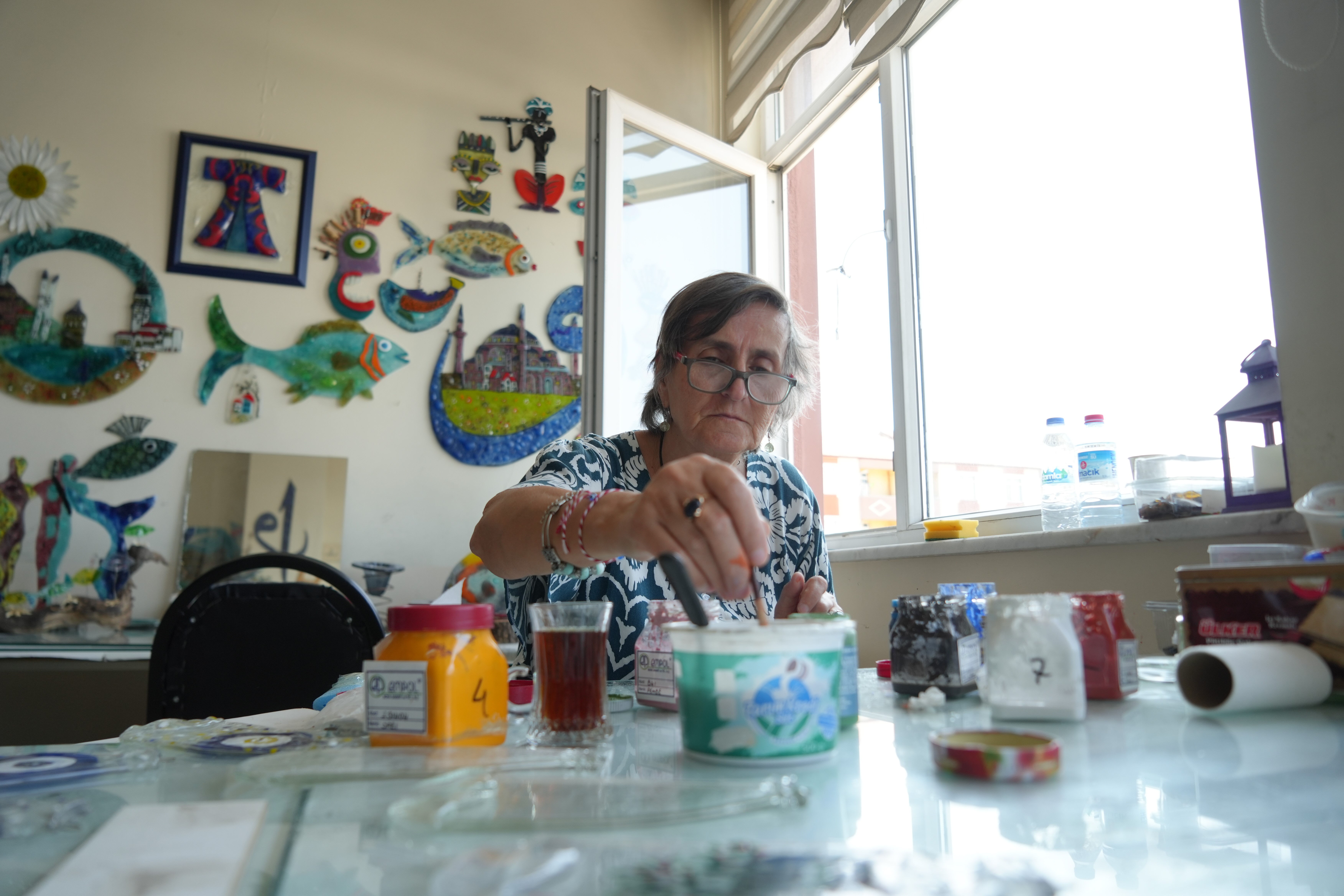 820 derece sıcaklıkta eritiyor! Çöpten toplayıp sanata dönüştürüyor: Bu eserlere talep çok - 6. Resim