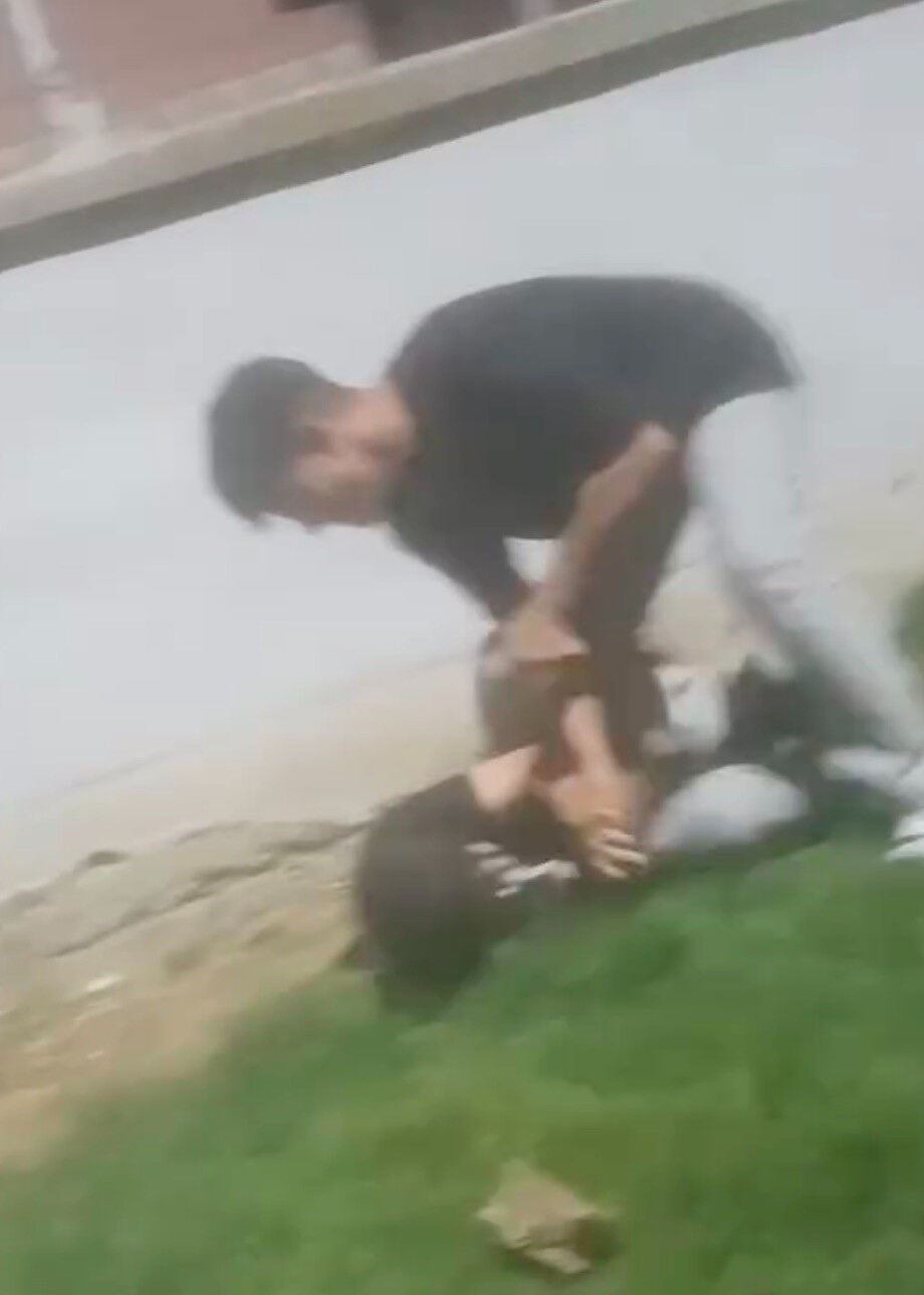 Anne babalar dikkat! Akran zorbalığında son nokta: Görüntüler kan dondurdu - 1. Resim