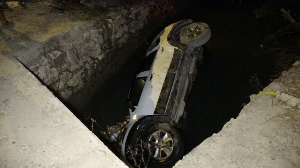 Antalya'da korkunç kaza! Araba sulama kanalına devrildi, 2 kişi boğularak can verdi - 1. Resim