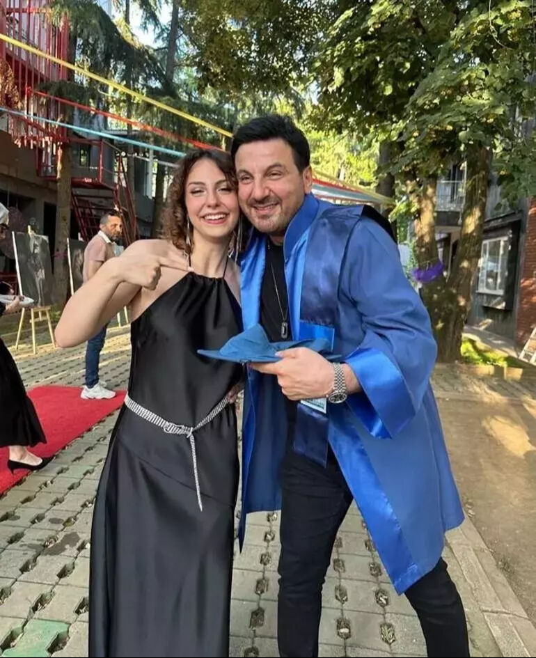 Davut Güloğlu'nun gözlerden uzak büyüttüğü kızı mezun oldu! Son hali herkesi şaşırttı:  Davut Güloğlu'nun gözlerden uzak büyüttüğü kızı mezun oldu! Son hali herkesi şaşırttı: