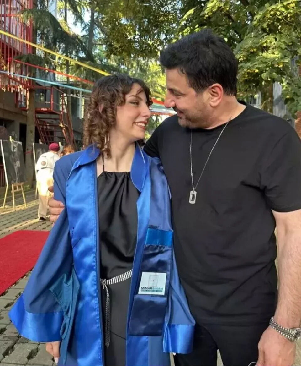 Davut Güloğlu'nun gözlerden uzak büyüttüğü kızı mezun oldu! Son hali herkesi şaşırttı:  Davut Güloğlu'nun gözlerden uzak büyüttüğü kızı mezun oldu! Son hali herkesi şaşırttı: