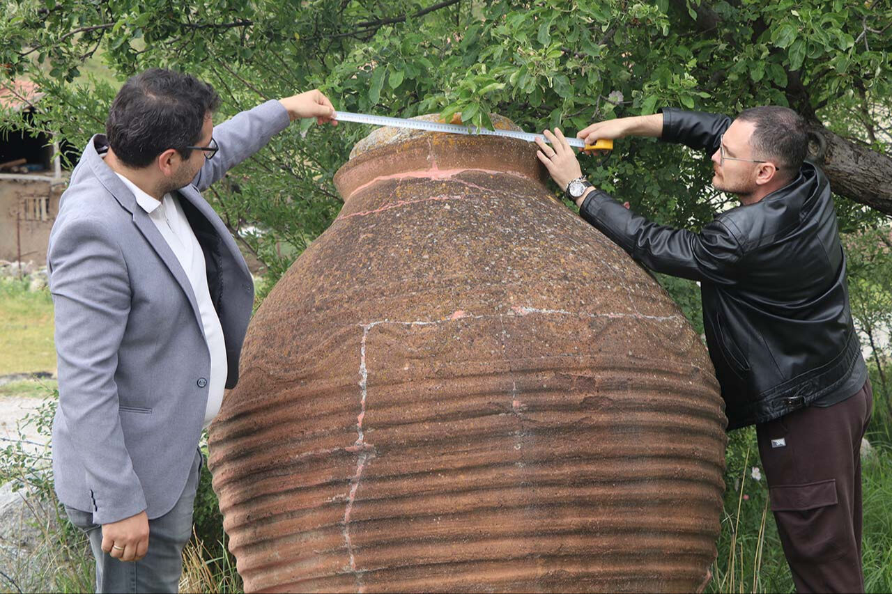Dev Roma küpü ilgi odağı oldu! 1500 yıllık Helenistik eserler köy bahçesinde sergileniyor - 1. Resim