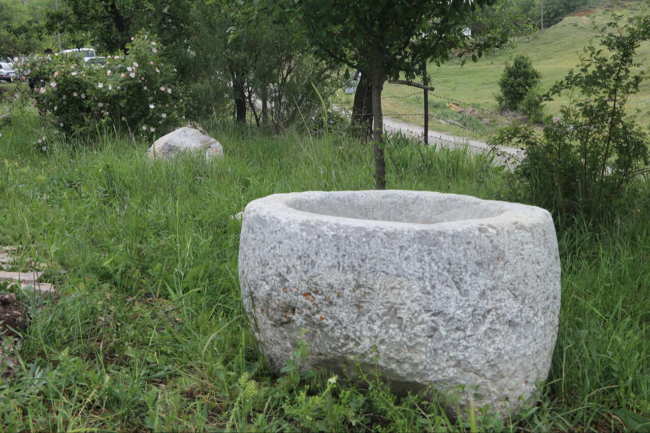 Dev Roma küpü ilgi odağı oldu! 1500 yıllık Helenistik eserler köy bahçesinde sergileniyor - 2. Resim