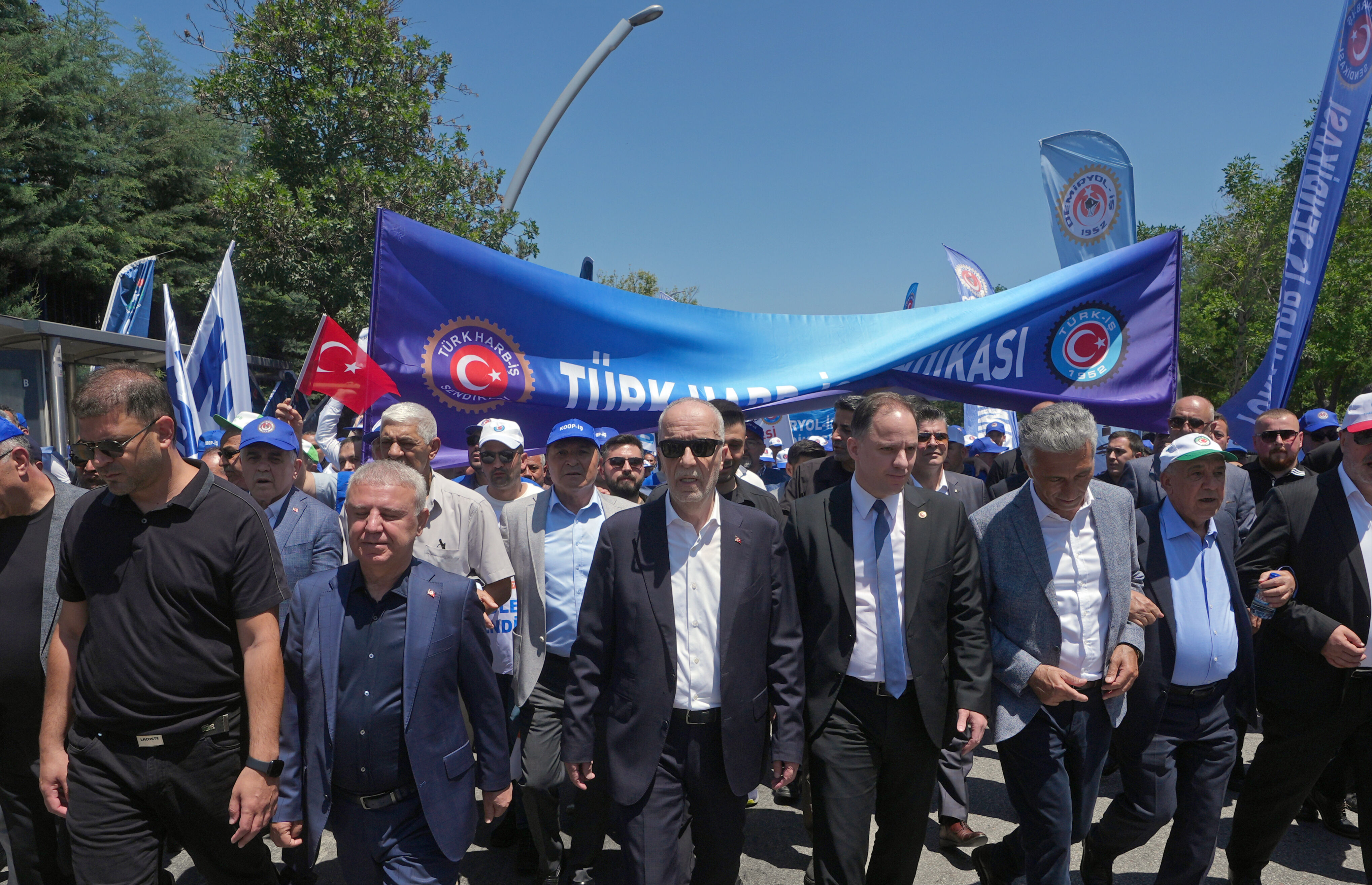 İşçiler bakanlık önünde eylem yaptılar! TÜRK-İŞ'ten grev çıkışı İşçiler bakanlık önünde eylem yaptılar! TÜRK-İŞ'ten grev çıkışı - 2. Resim