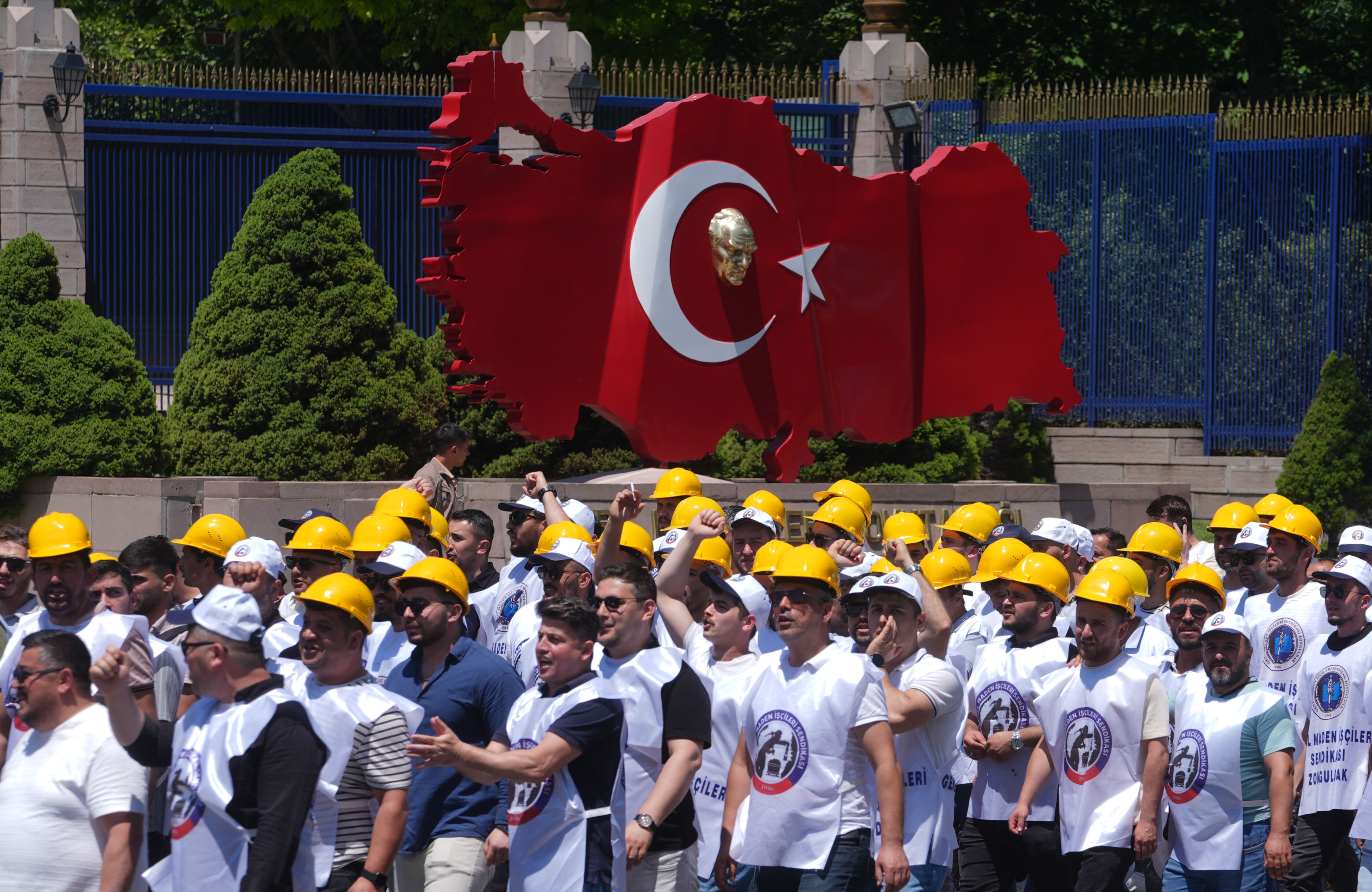 İşçiler bakanlık önünde eylem yaptılar! TÜRK-İŞ'ten grev çıkışı İşçiler bakanlık önünde eylem yaptılar! TÜRK-İŞ'ten grev çıkışı - 3. Resim