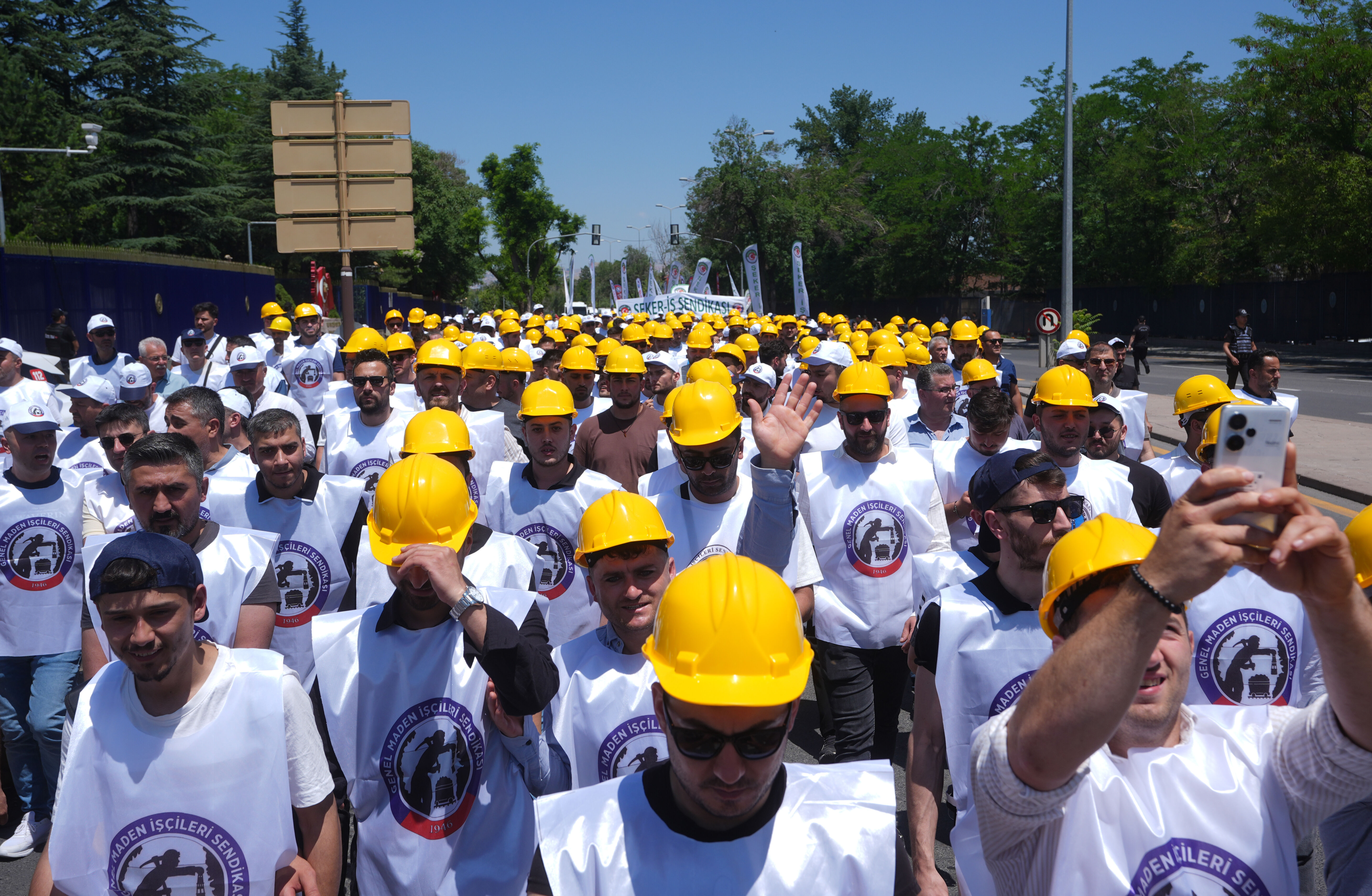 İşçiler bakanlık önünde eylem yaptılar! TÜRK-İŞ'ten grev çıkışı İşçiler bakanlık önünde eylem yaptılar! TÜRK-İŞ'ten grev çıkışı - 1. Resim