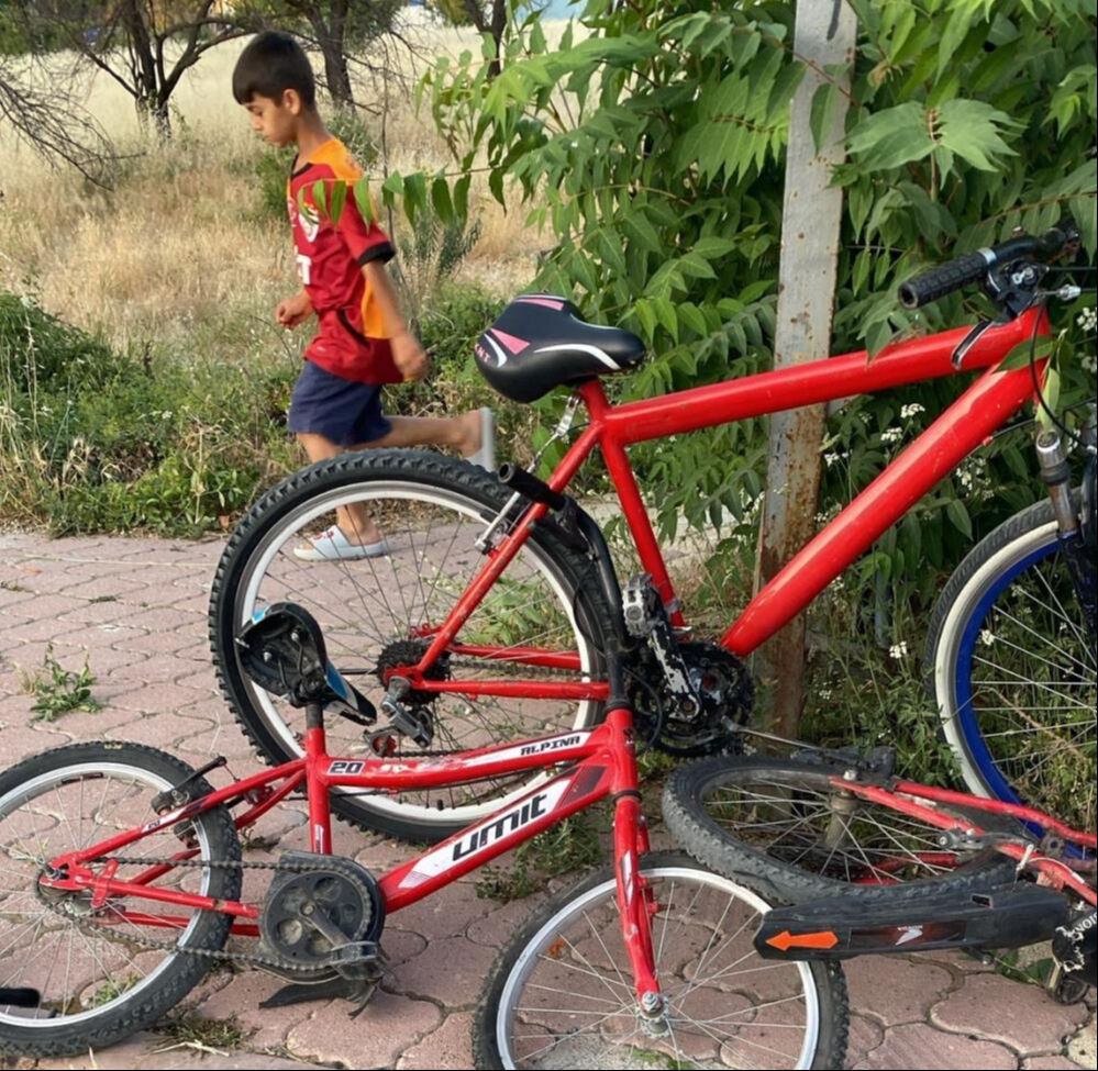 Malatya'da kontrolden çıkan araç çocukların arasına daldı! Yaralılar var - 1. Resim