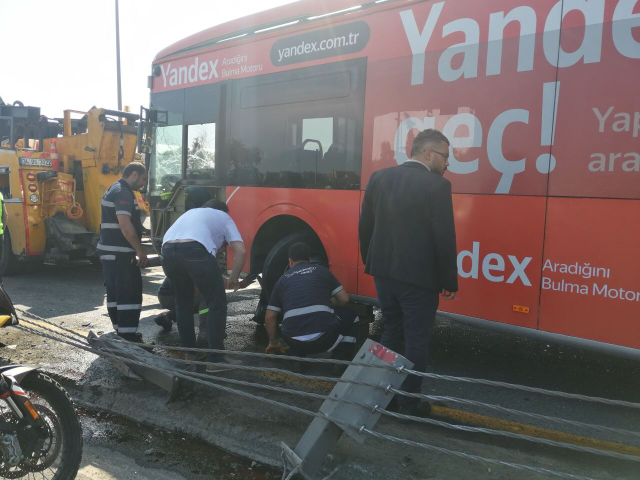 Metrobüs kazası Haliç Köprüsü'nü birbirine kattı! Bariyerler durdurdu Metrobüs kazası Haliç Köprüsü'nü birbirine kattı! Bariyerler durdurdu - 3. Resim