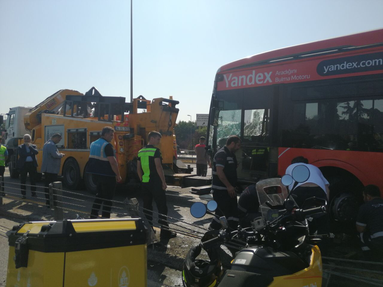 Metrobüs kazası Haliç Köprüsü'nü birbirine kattı! Bariyerler durdurdu Metrobüs kazası Haliç Köprüsü'nü birbirine kattı! Bariyerler durdurdu - 4. Resim