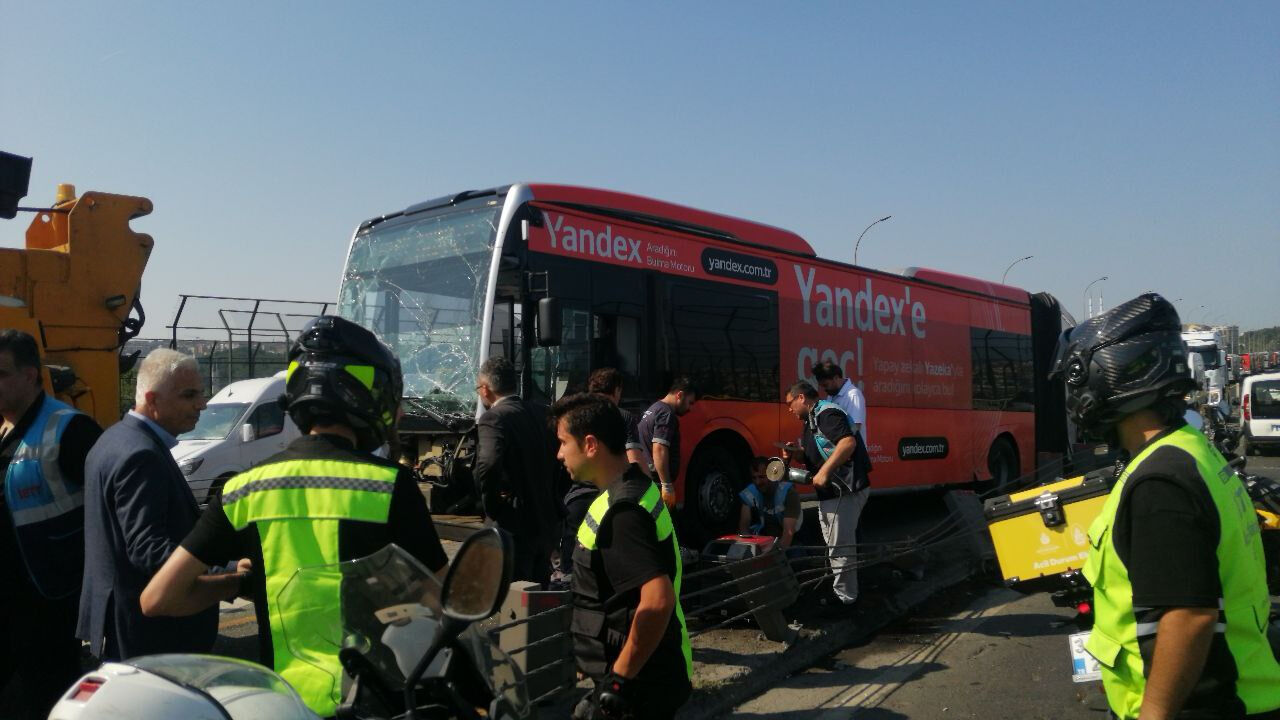 Metrobüs kazası Haliç Köprüsü'nü birbirine kattı! Bariyerler durdurdu Metrobüs kazası Haliç Köprüsü'nü birbirine kattı! Bariyerler durdurdu - 2. Resim
