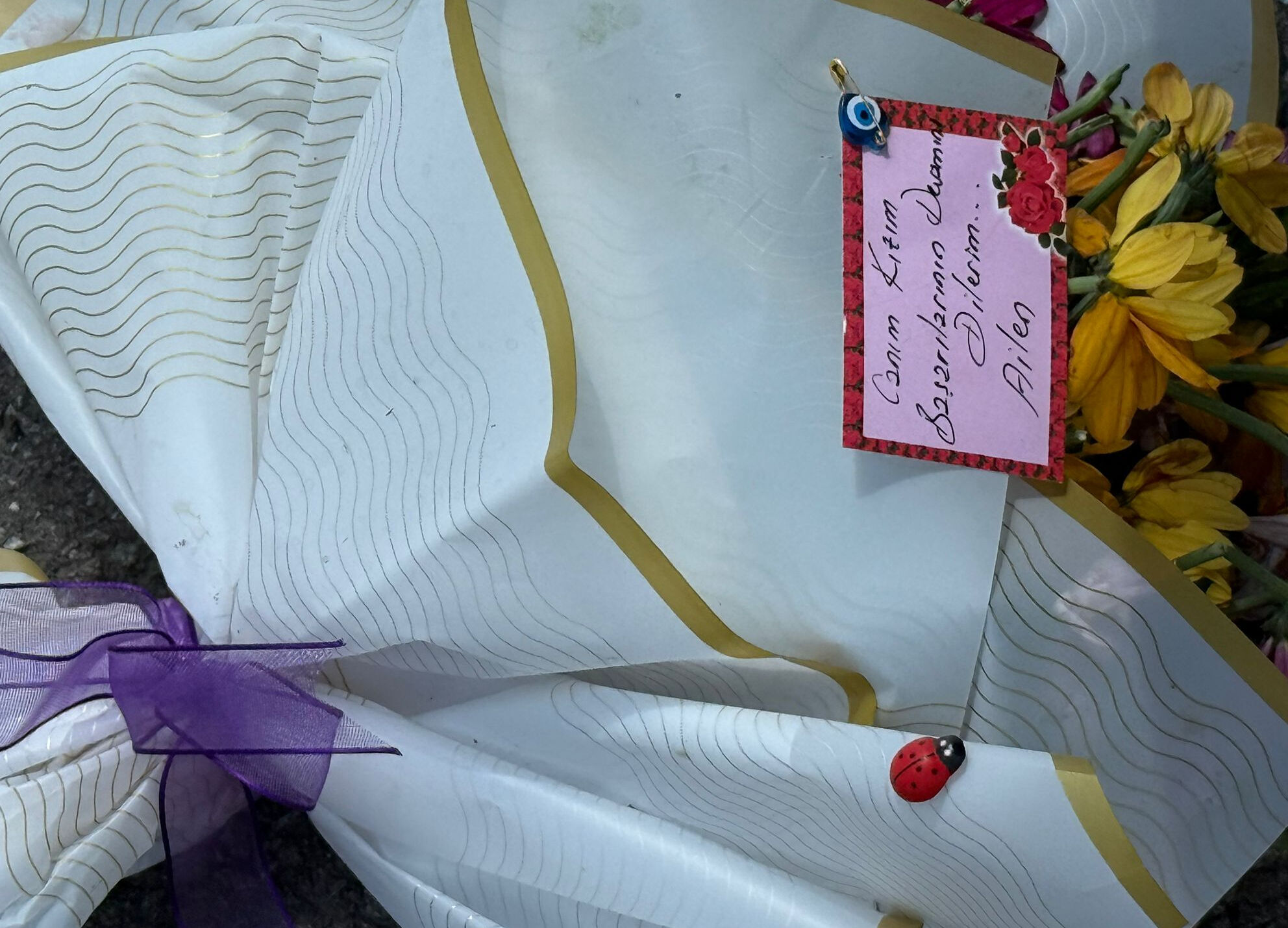 Otomobil takla attı, ölü ve yaralılar var! Araçtan çıkan çiçek ve not kahretti Otomobil takla attı, ölü ve yaralılar var! Araçtan çıkan çiçek ve not kahretti - 2. Resim