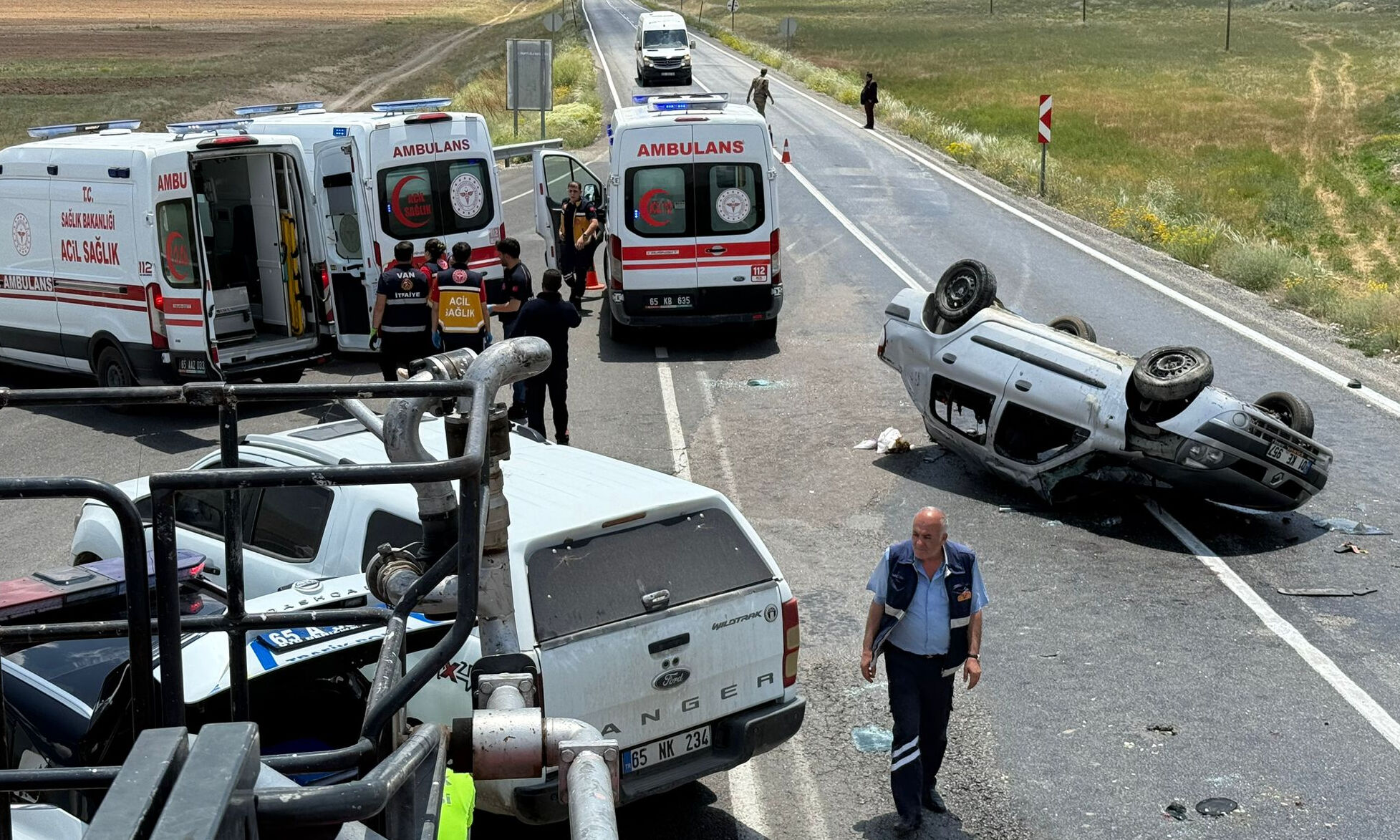 Otomobil takla attı, ölü ve yaralılar var! Araçtan çıkan çiçek ve not kahretti Otomobil takla attı, ölü ve yaralılar var! Araçtan çıkan çiçek ve not kahretti - 1. Resim