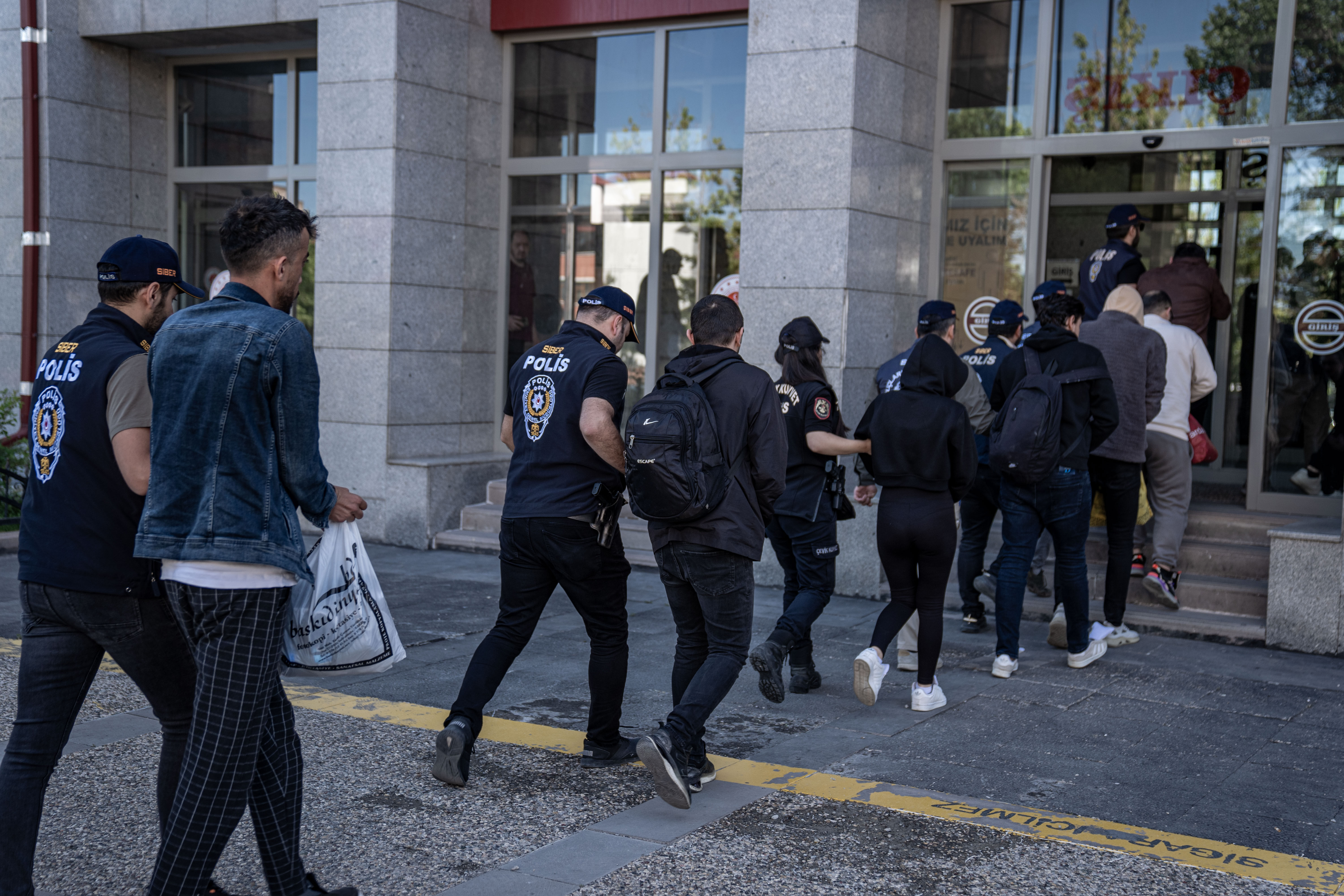 Sahte ilan dolandırıcılığıyla 149 milyon vurgun yapan çete çökertildi - 1. Resim