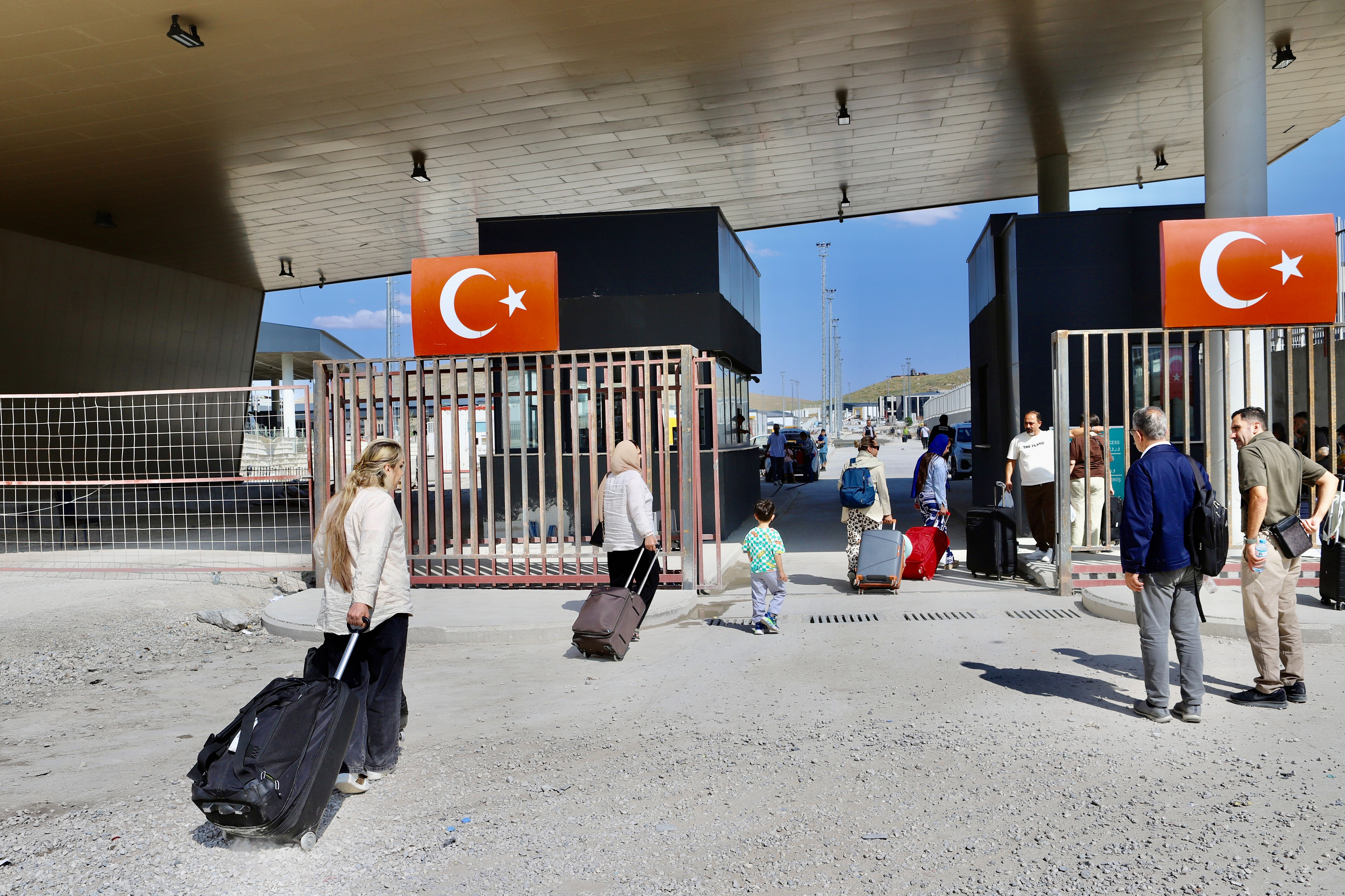 Sınırda büyük hareketlilik! "Kaçmak yok" dediler yola çıktılar - 1. Resim