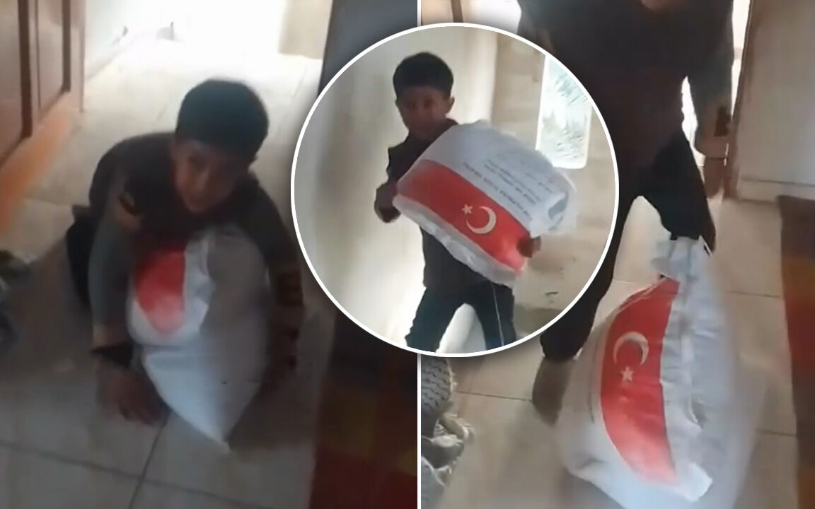 Un çuvalına sarılan çocuk yürekleri sızlattı! Türkiye'den gelen yardım sosyal medyayı ağlattı - 1. Resim