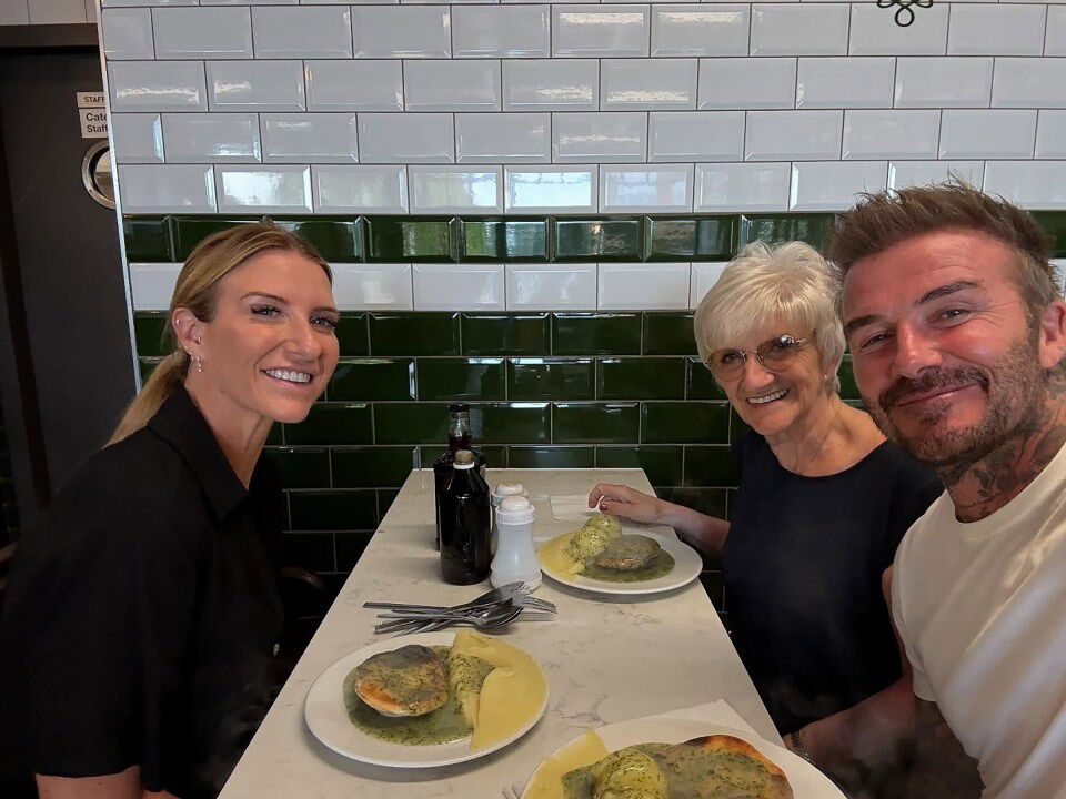 Ünlü oyuncu ailesinin yaşadığı yere veda etti! Oradan ev aldı: Değeri ağızları açık bıraktı - 1. Resim