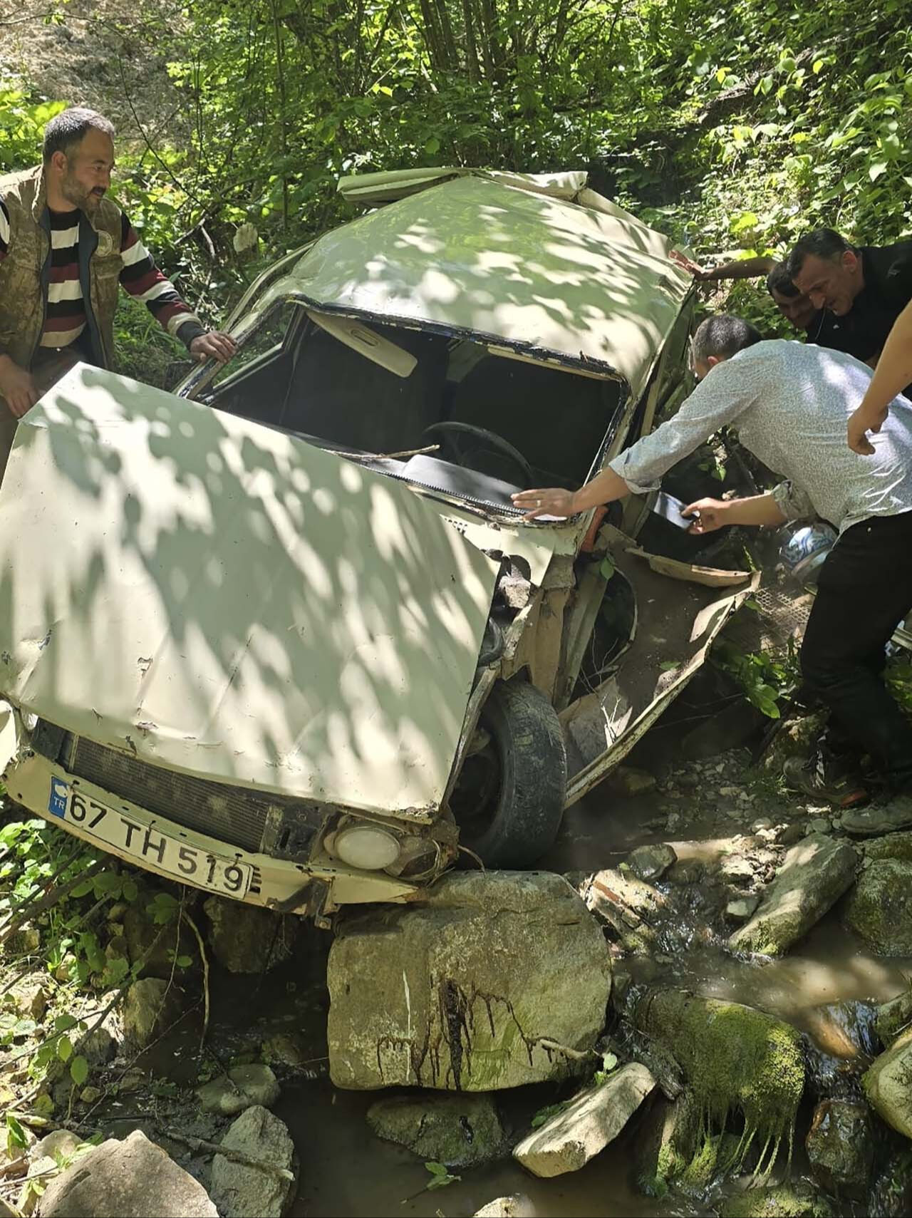 Zonguldak'ta feci kaza! Otomobil şampolden uçtu, yaralılar var Zonguldak'ta feci kaza! Otomobil şampolden uçtu, yaralılar var - 3. Resim