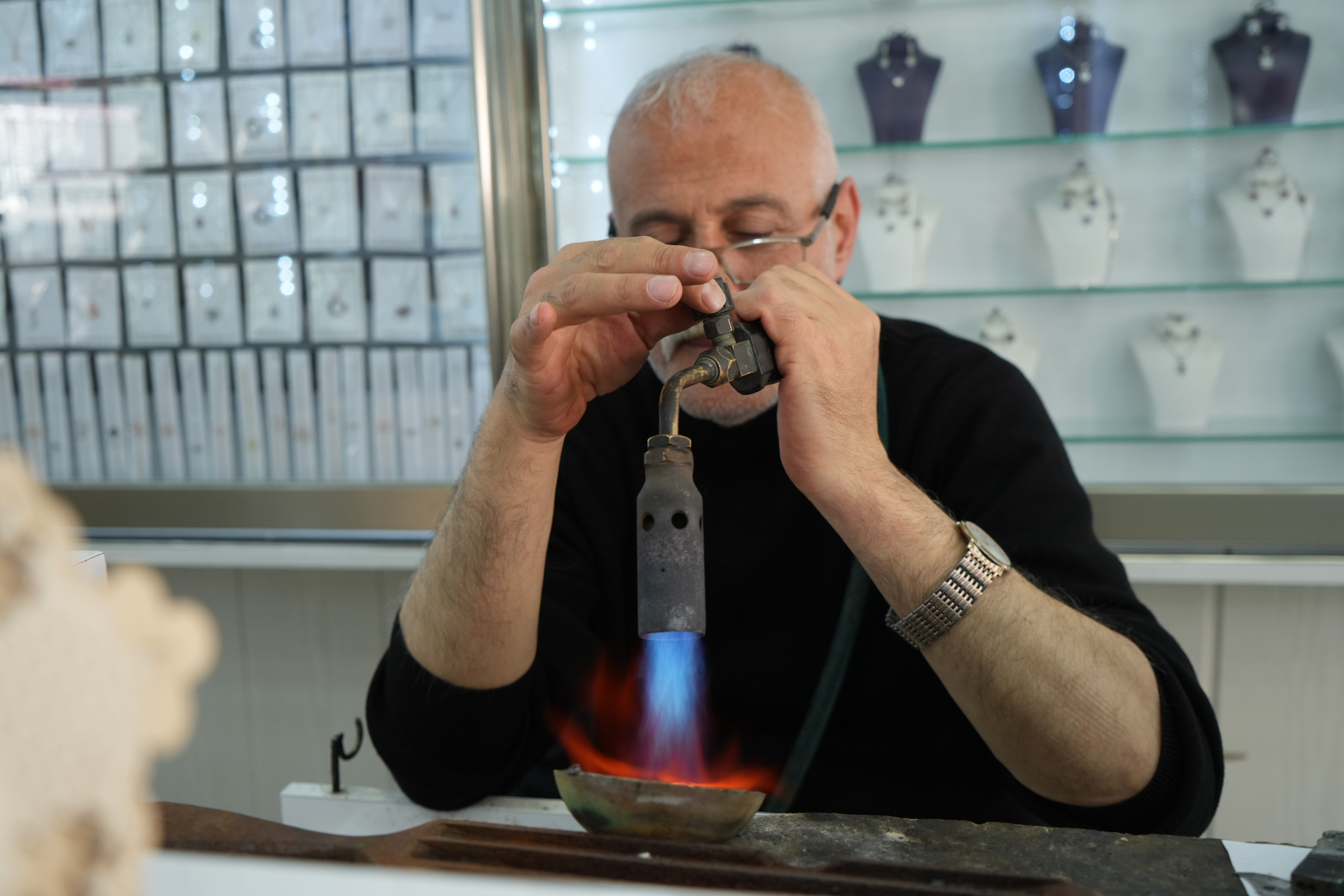 961 derecede eritiyor! Gümüşte tek o kaldı... "İşlerimiz gayet iyi" 961 derecede eritiyor! Gümüşte tek o kaldı... "İşlerimiz gayet iyi" - 1. Resim