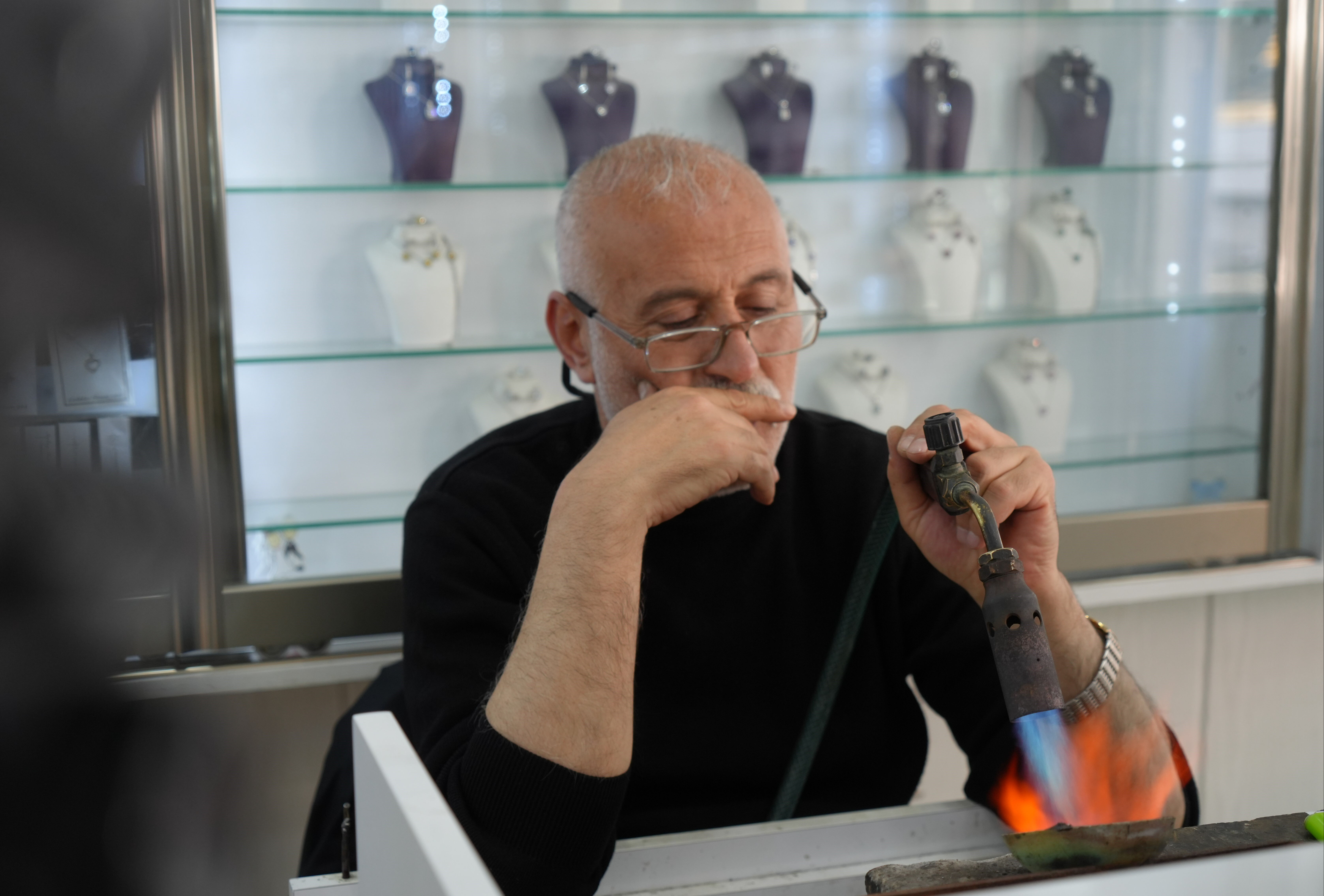 961 derecede eritiyor! Gümüşte tek o kaldı... "İşlerimiz gayet iyi" 961 derecede eritiyor! Gümüşte tek o kaldı... "İşlerimiz gayet iyi" - 2. Resim