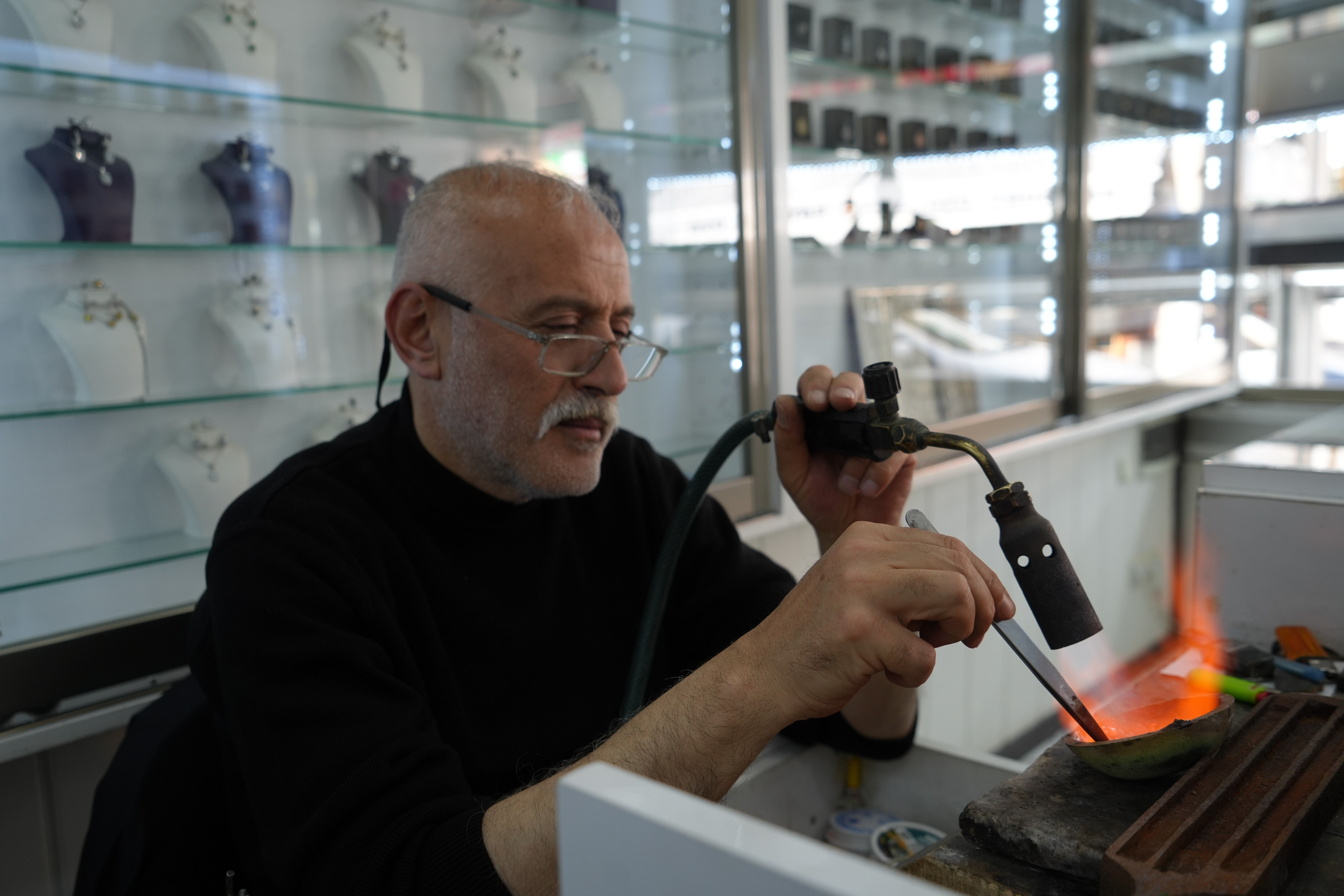 961 derecede eritiyor! Gümüşte tek o kaldı... "İşlerimiz gayet iyi" 961 derecede eritiyor! Gümüşte tek o kaldı... "İşlerimiz gayet iyi" - 3. Resim