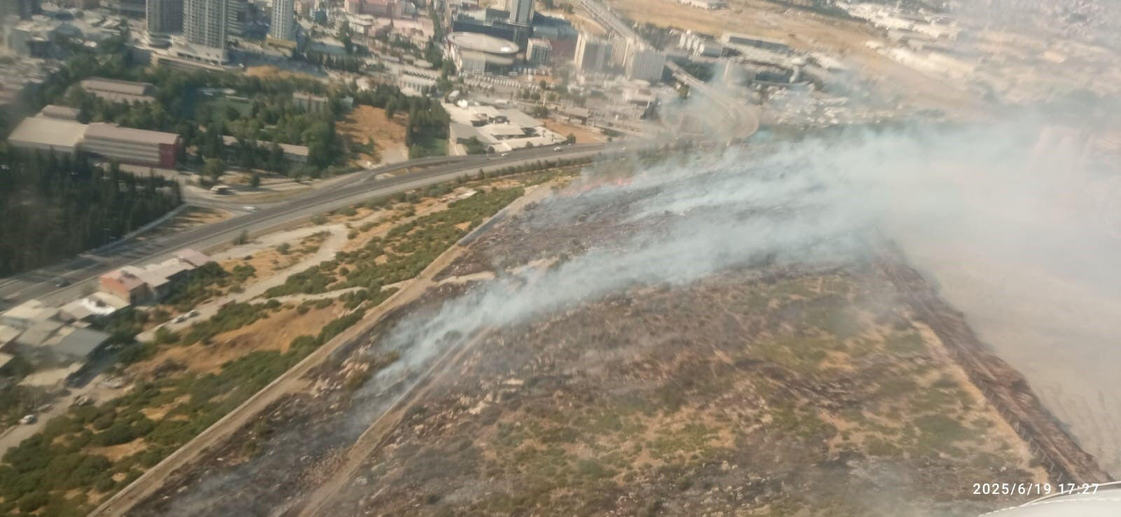Alevler İzmir'den yükseldi! Makilik ve otluk alandaki yangınla mücadele - 1. Resim