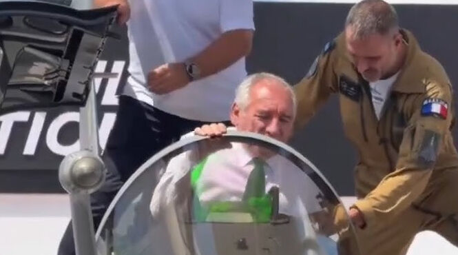 Başbakan'ın zor anları! Kokpitten inmek için şekilden şekle girdi Başbakan'ın zor anları! Kokpitten inmek için şekilden şekle girdi - 1. Resim