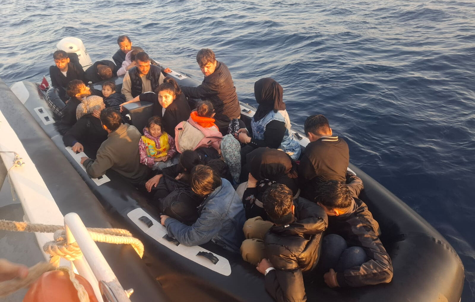 Çanakkale açıklarında çok sayıda düzensiz göçmen yakalandı - 1. Resim